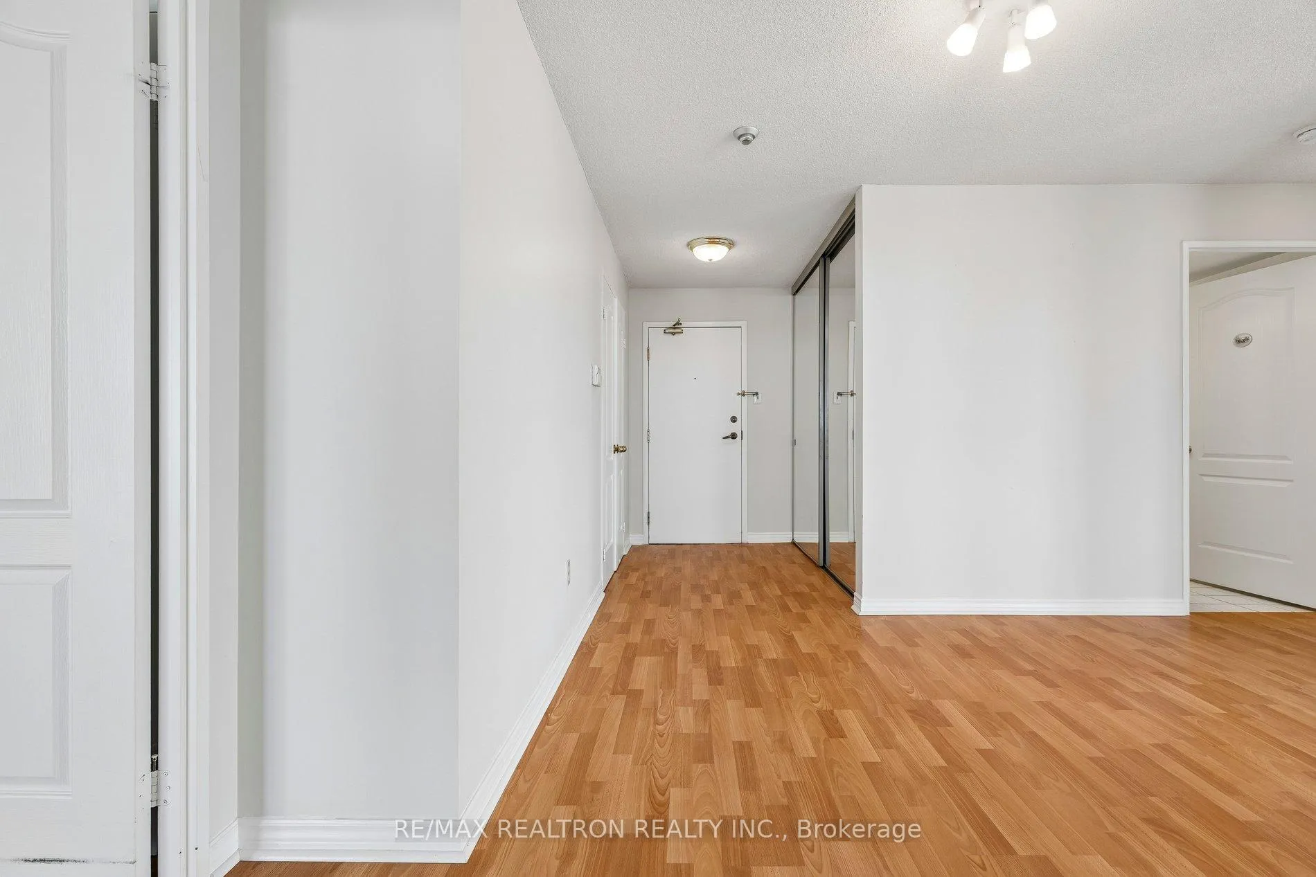 Photo 5 of Unit 1112, 7 Townsgate Drive, Vaughan, Crestwood-Springfarm-Yorkhill — HOMEH