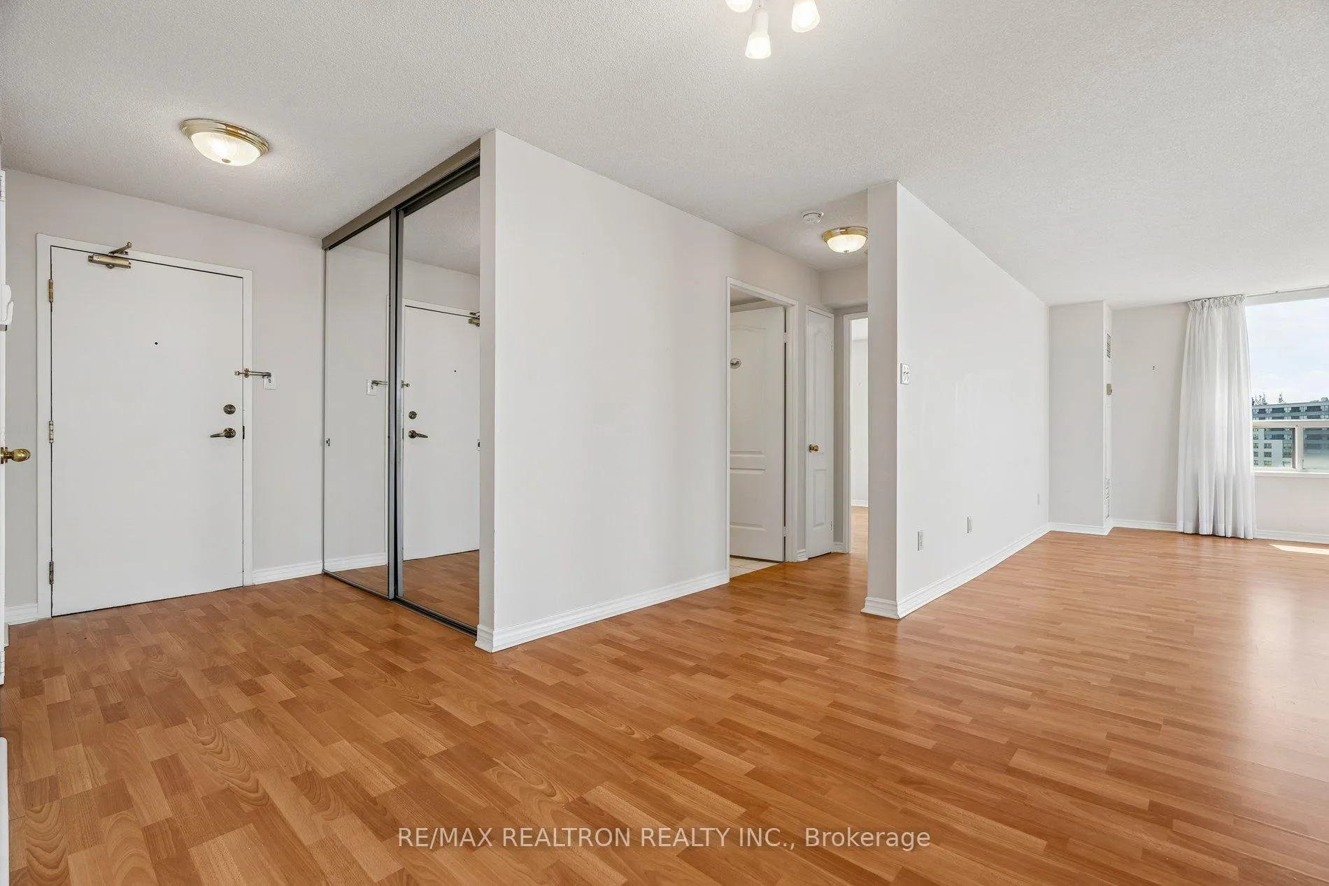 Photo 6 of Unit 1112, 7 Townsgate Drive, Vaughan, Crestwood-Springfarm-Yorkhill — HOMEH