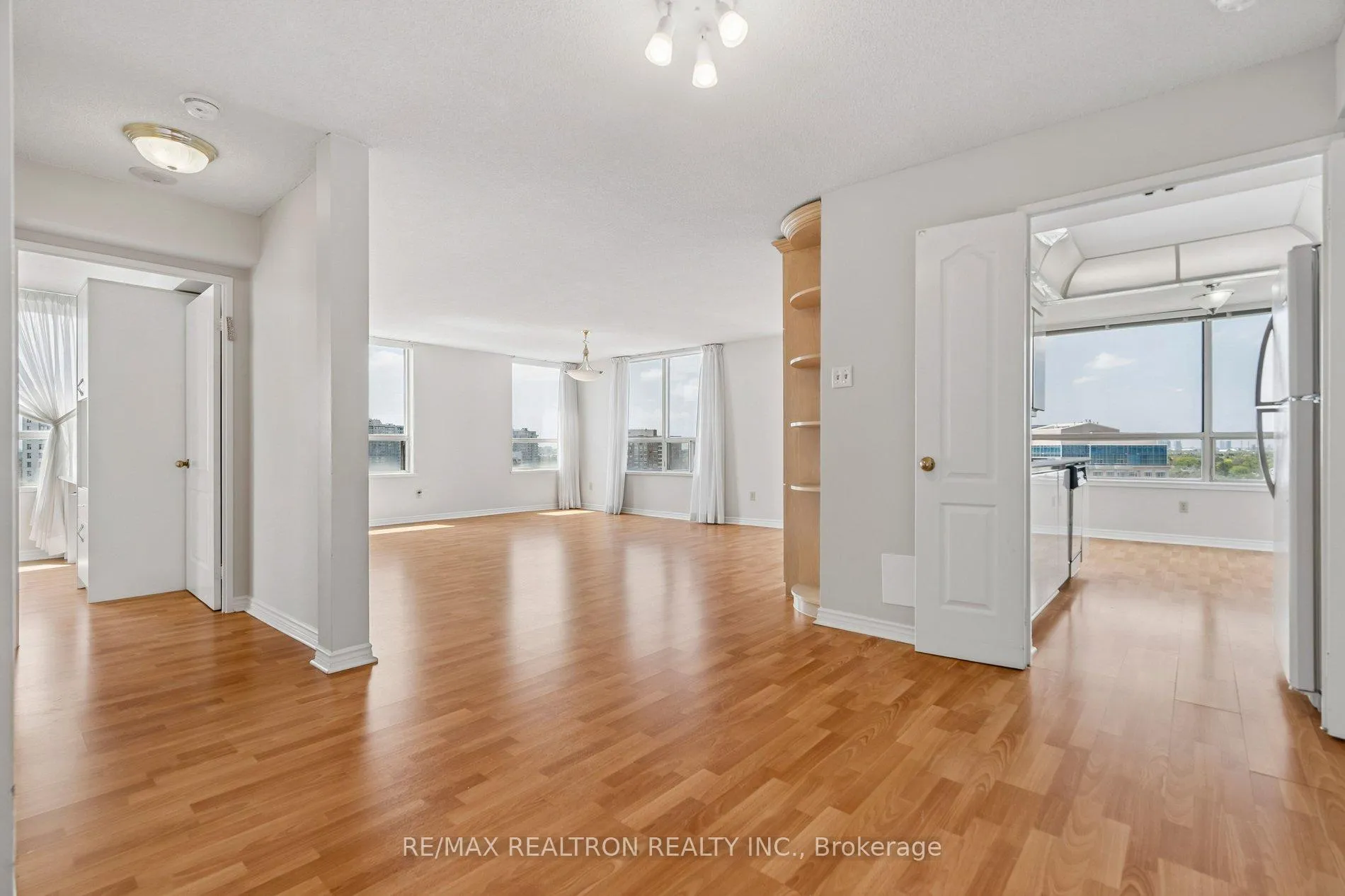Photo 7 of Unit 1112, 7 Townsgate Drive, Vaughan, Crestwood-Springfarm-Yorkhill — HOMEH