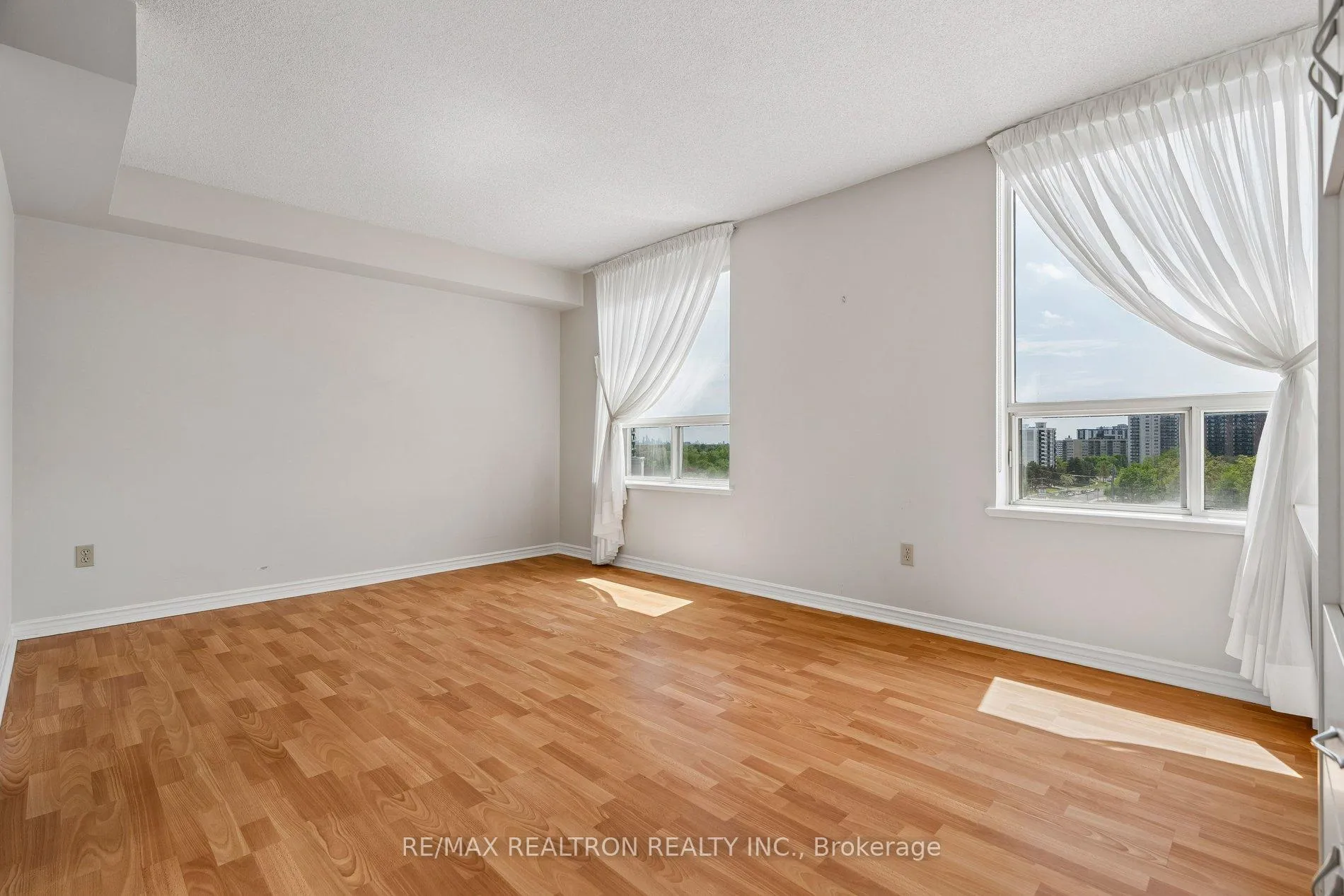 Photo 8 of Unit 1112, 7 Townsgate Drive, Vaughan, Crestwood-Springfarm-Yorkhill — HOMEH