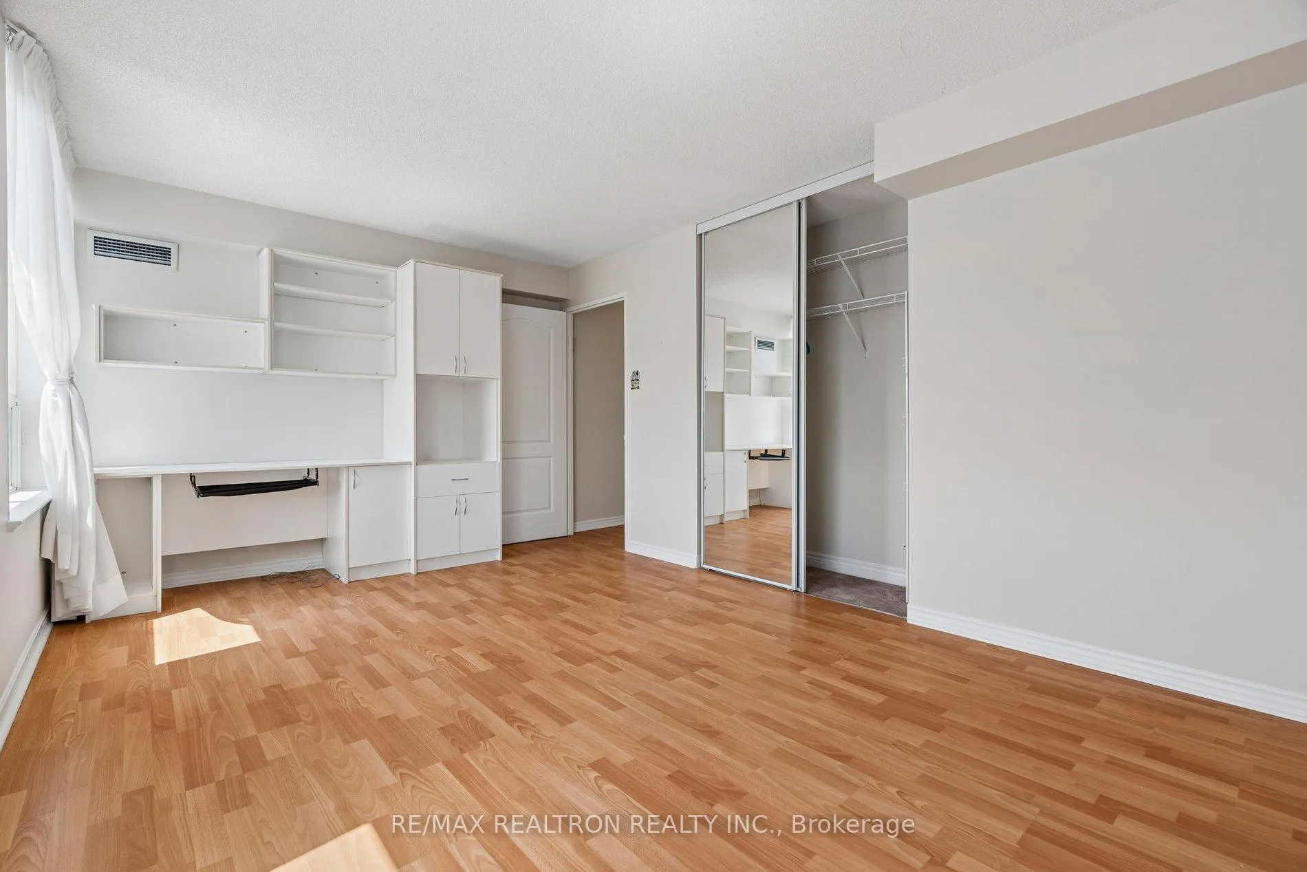 Photo 9 of Unit 1112, 7 Townsgate Drive, Vaughan, Crestwood-Springfarm-Yorkhill — HOMEH