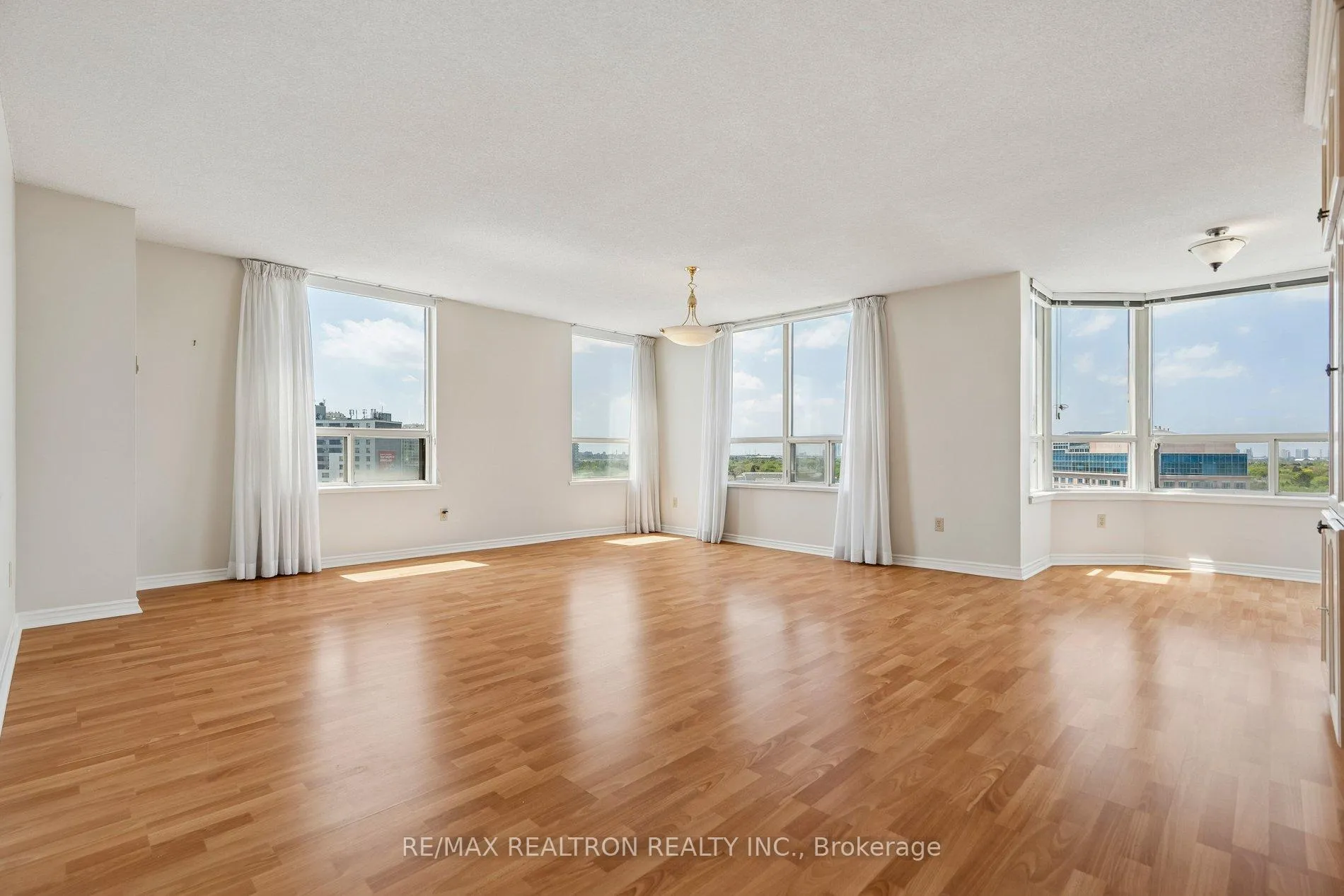 Photo 12 of Unit 1112, 7 Townsgate Drive, Vaughan, Crestwood-Springfarm-Yorkhill — HOMEH