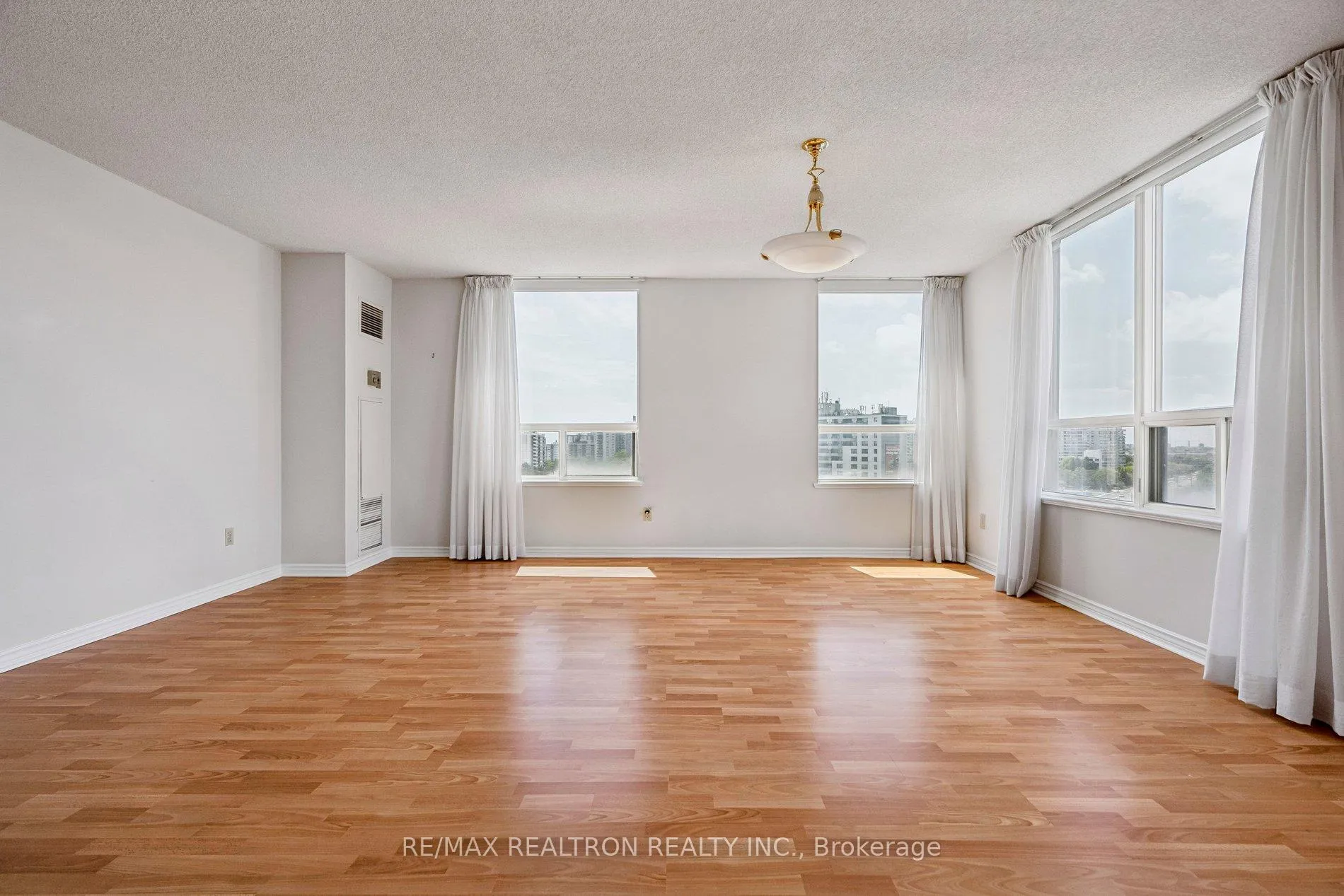 Photo 17 of Unit 1112, 7 Townsgate Drive, Vaughan, Crestwood-Springfarm-Yorkhill — HOMEH
