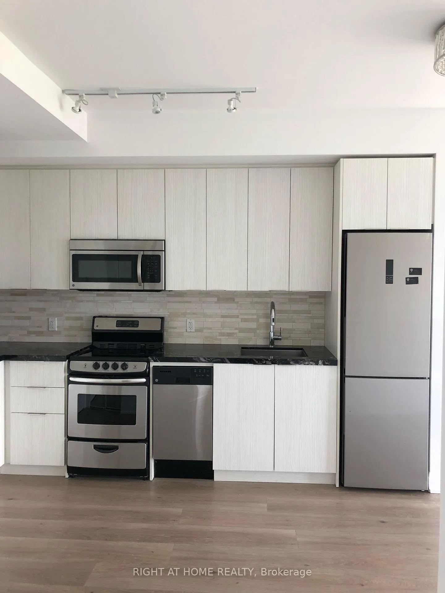 Photo 3 of Unit 2506, 56 Annie Craig Dr, Etobicoke, Mimico — HOMEH