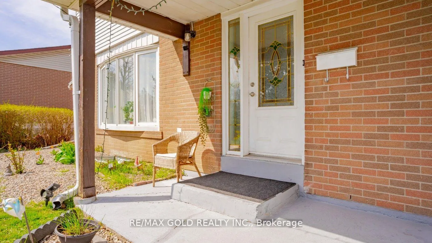 Photo 4 of 44 Dunblaine Crescent, Brampton, Southgate — HOMEH