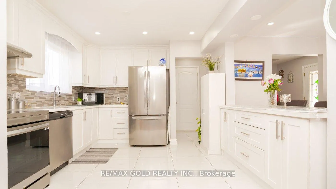 Photo 10 of 44 Dunblaine Crescent, Brampton, Southgate — HOMEH