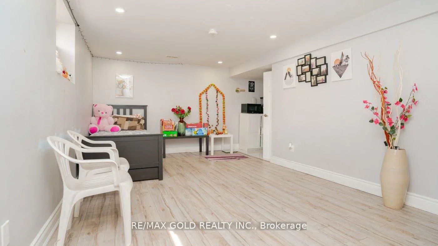 Photo 32 of 44 Dunblaine Crescent, Brampton, Southgate — HOMEH