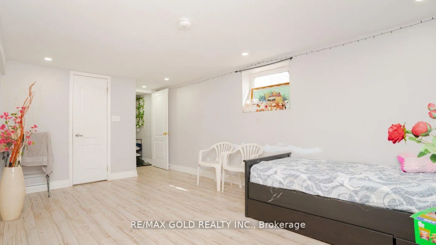 Photo 33 of 44 Dunblaine Crescent, Brampton, Southgate — HOMEH