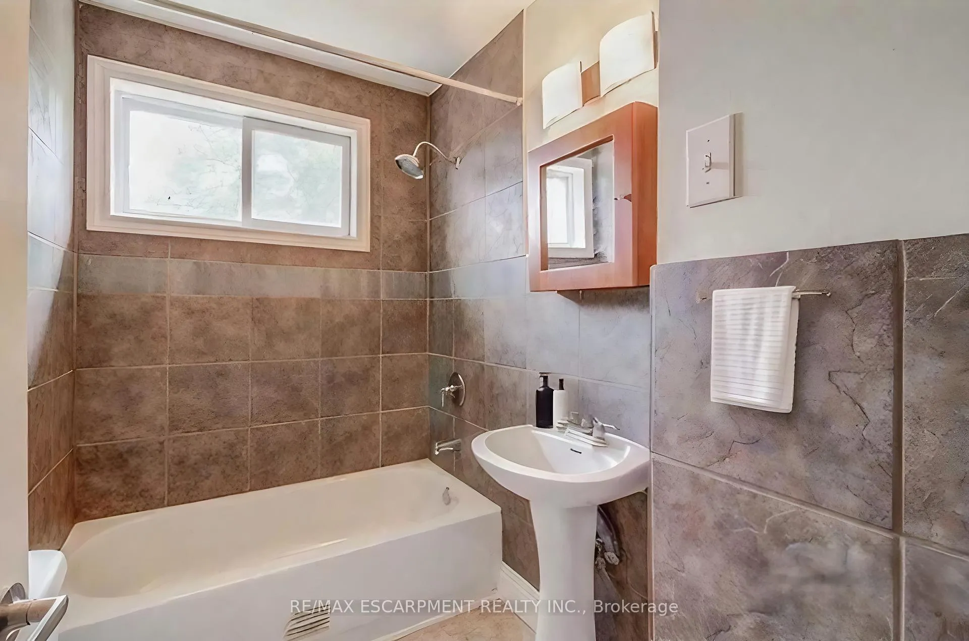 Photo 6 of Unit UPPER, 137 Manning Avenue, Hamilton, Greeningdon — HOMEH