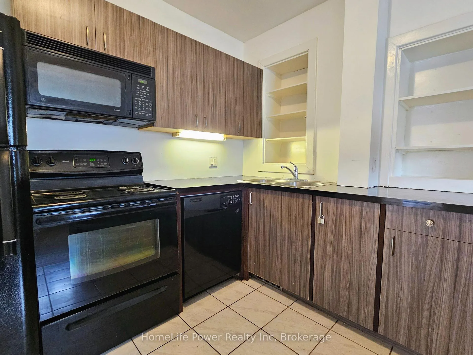 Photo 11 of 87 Chatham Street, Kingston, East of Sir John A. Blvd — HOMEH