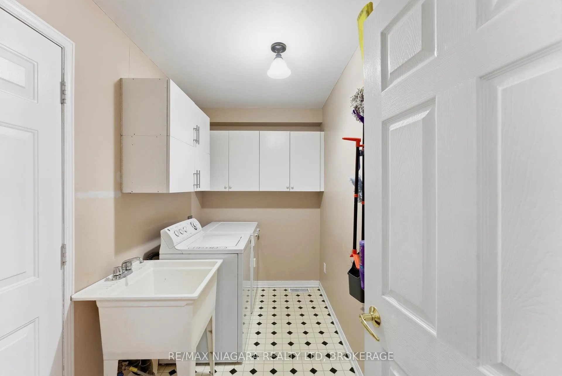 Photo 14 of Unit 3, 53 Bunting Road, St. Catharines, Secord Woods — HOMEH