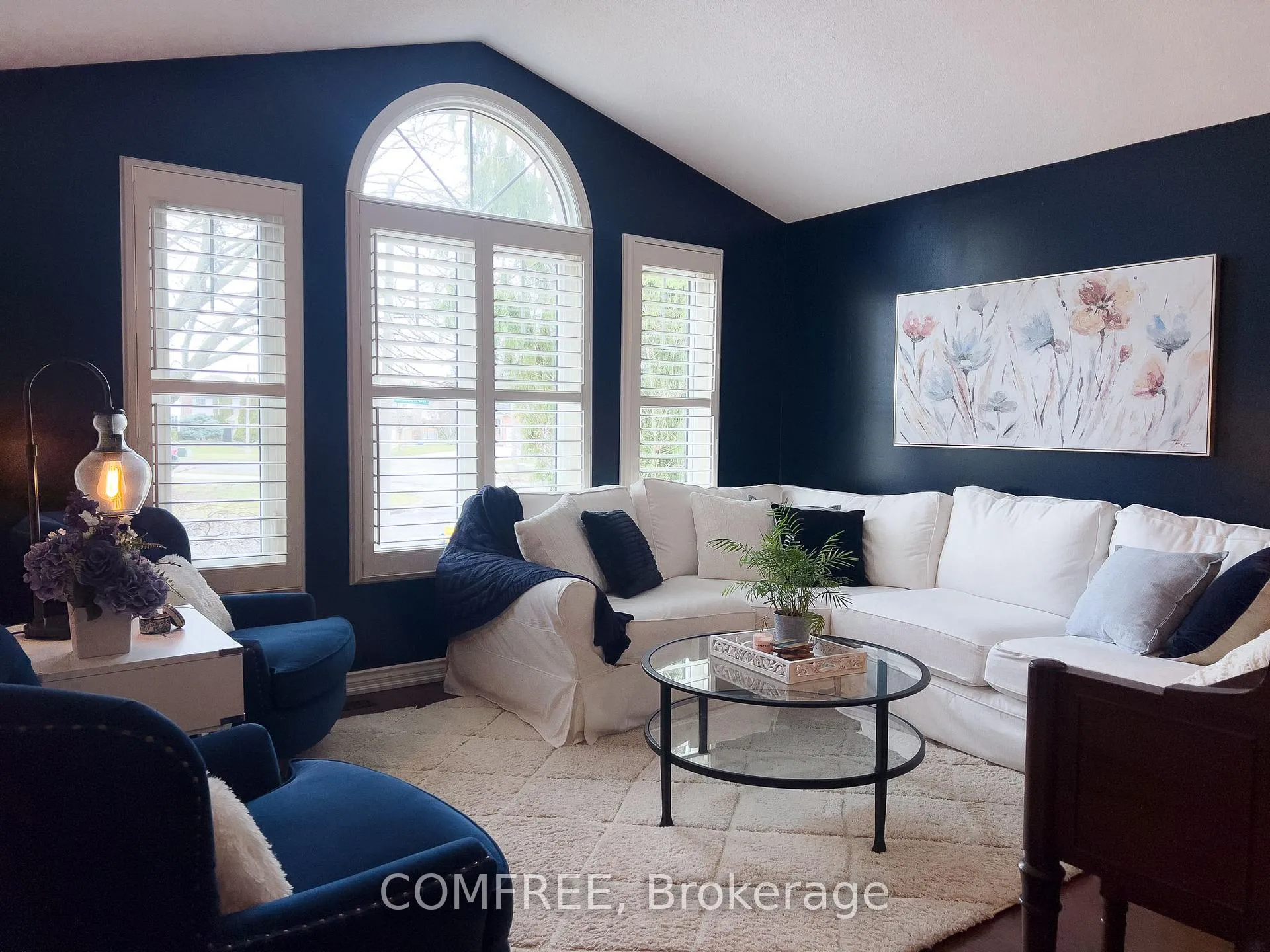 Photo 3 of 10 Endicott Drive, St. Catharines, Grapeview — HOMEH