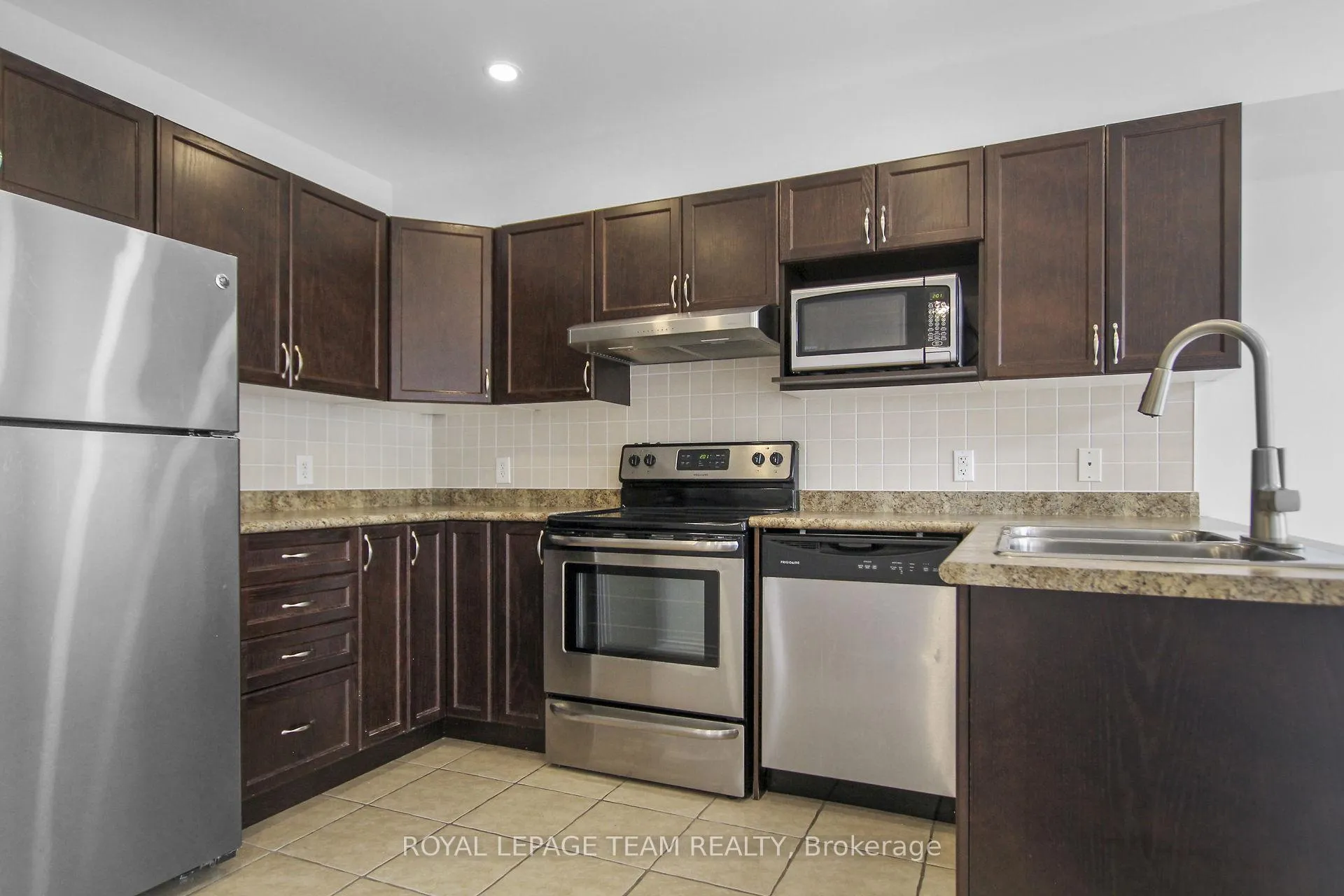 Photo 9 of 212 Lamplighters Drive, Ottawa, Barrhaven - Cedargrove/Fraserdale — HOMEH