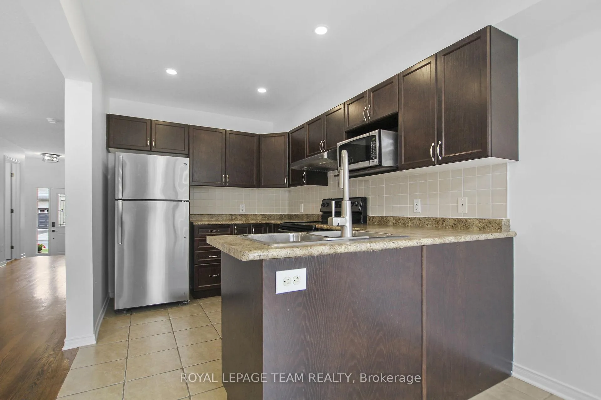 Photo 10 of 212 Lamplighters Drive, Ottawa, Barrhaven - Cedargrove/Fraserdale — HOMEH