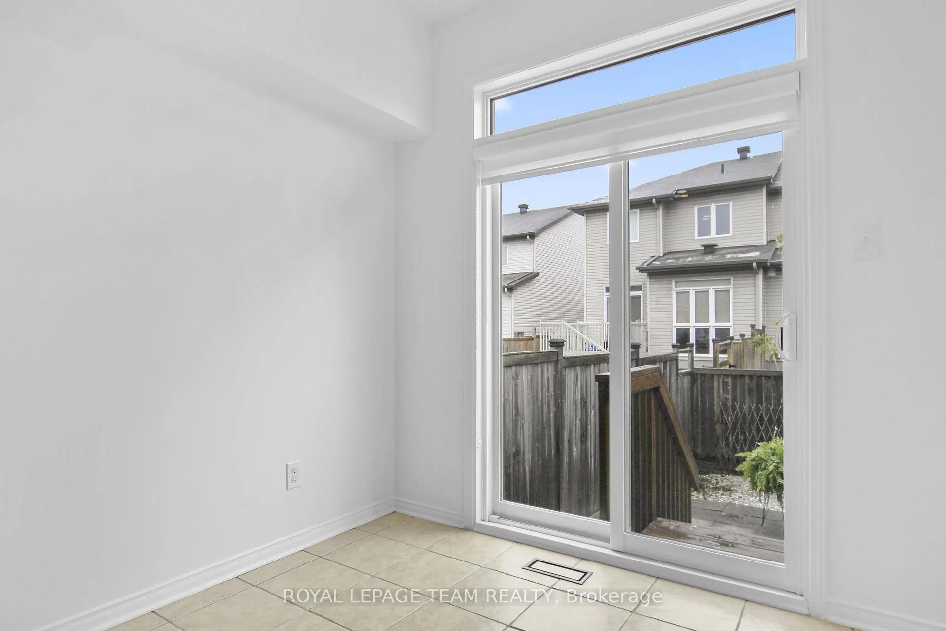 Photo 12 of 212 Lamplighters Drive, Ottawa, Barrhaven - Cedargrove/Fraserdale — HOMEH
