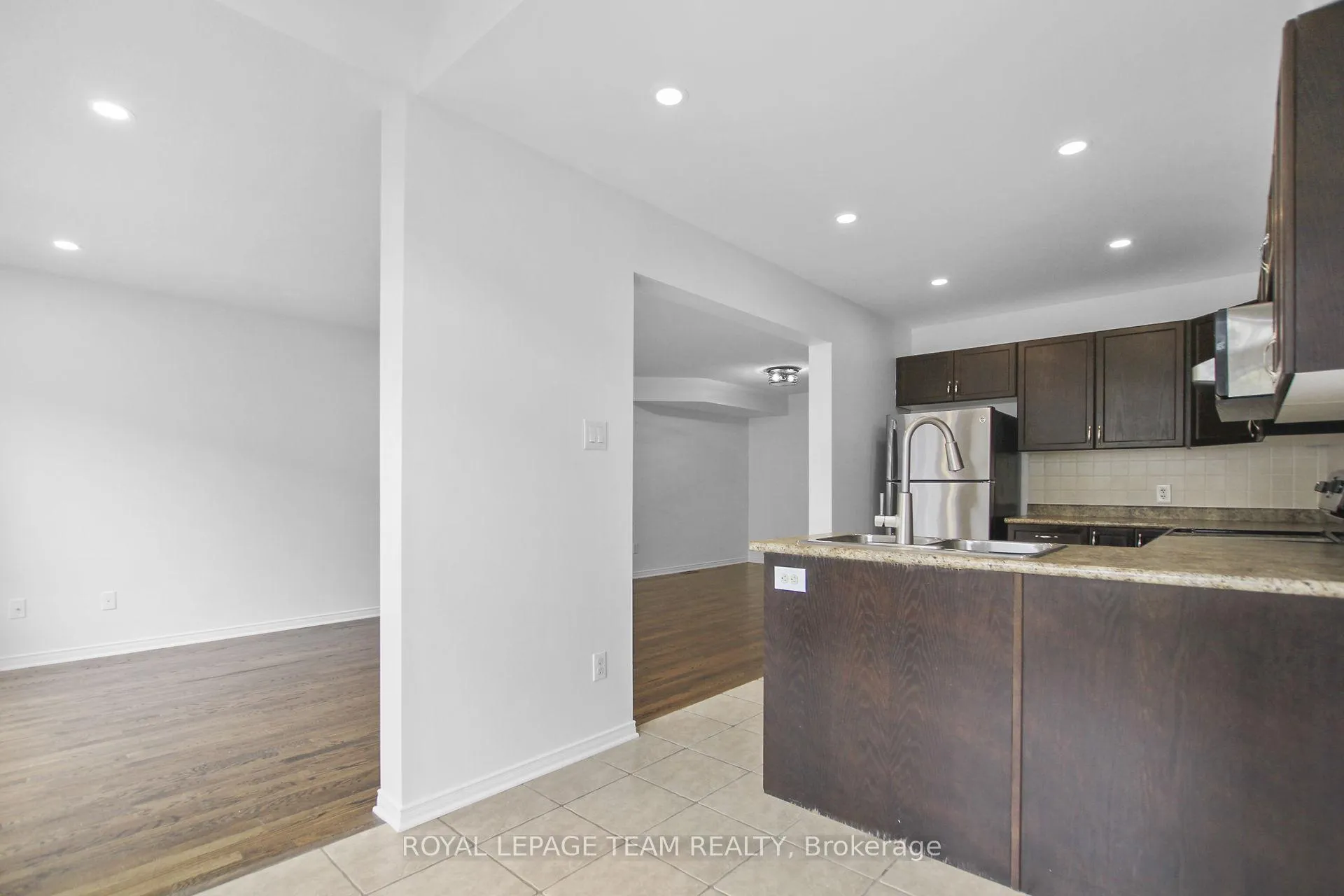 Photo 13 of 212 Lamplighters Drive, Ottawa, Barrhaven - Cedargrove/Fraserdale — HOMEH