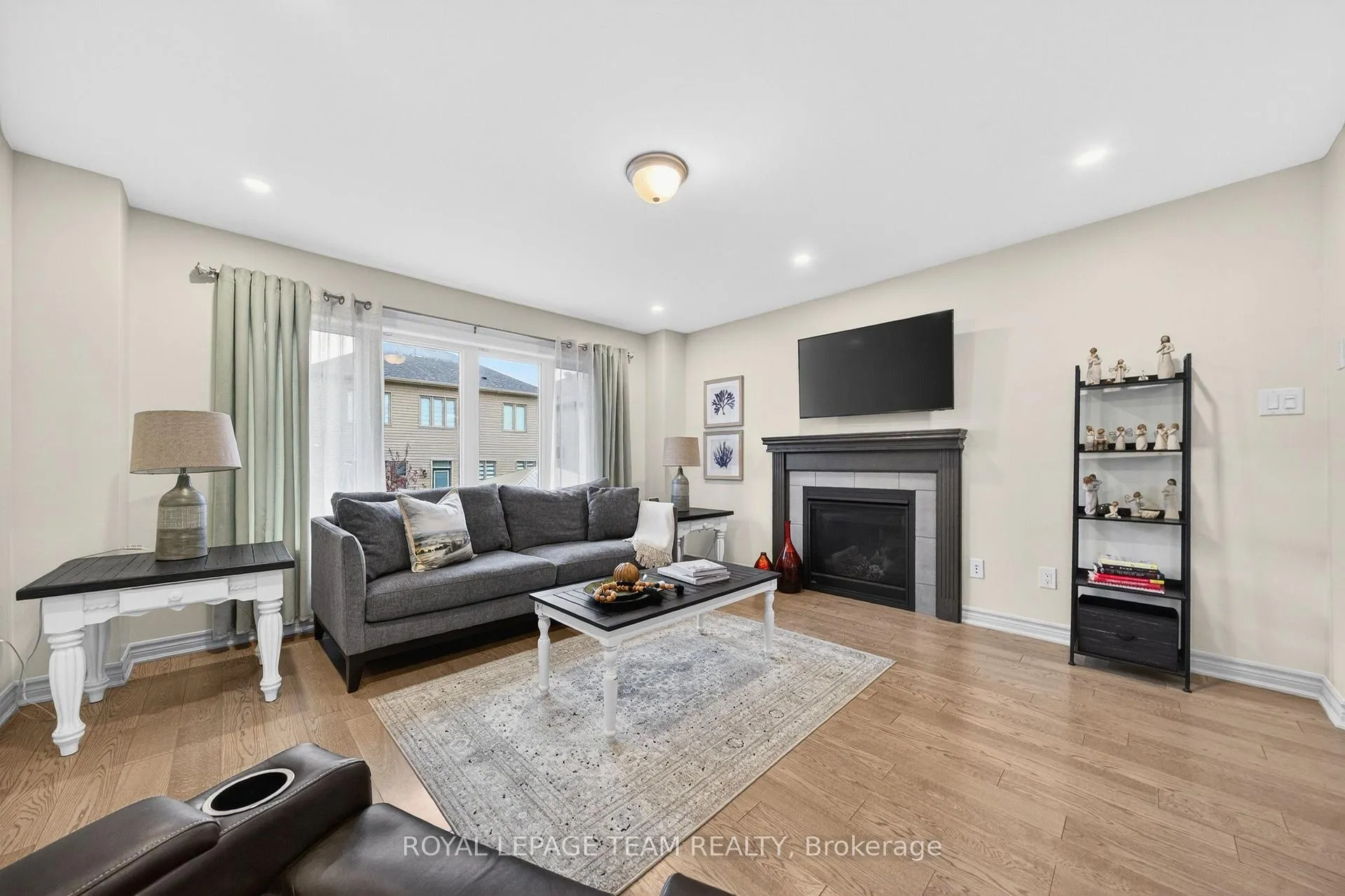 Photo 4 of 819 Stallion Crescent, Ottawa, Stittsville (South) — HOMEH