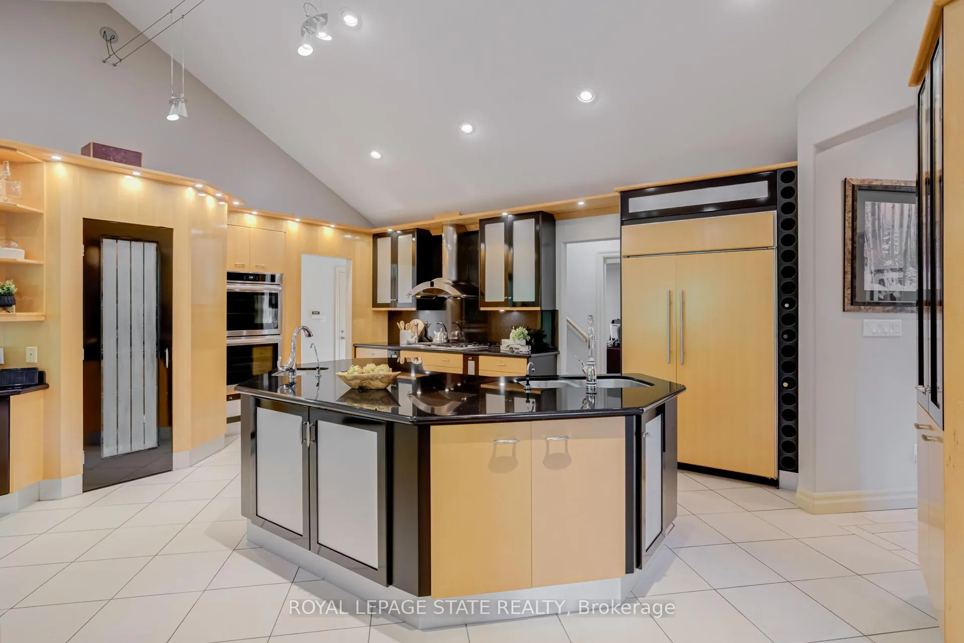 Photo 12 of 34 Harrington Place, Hamilton, Ancaster — HOMEH