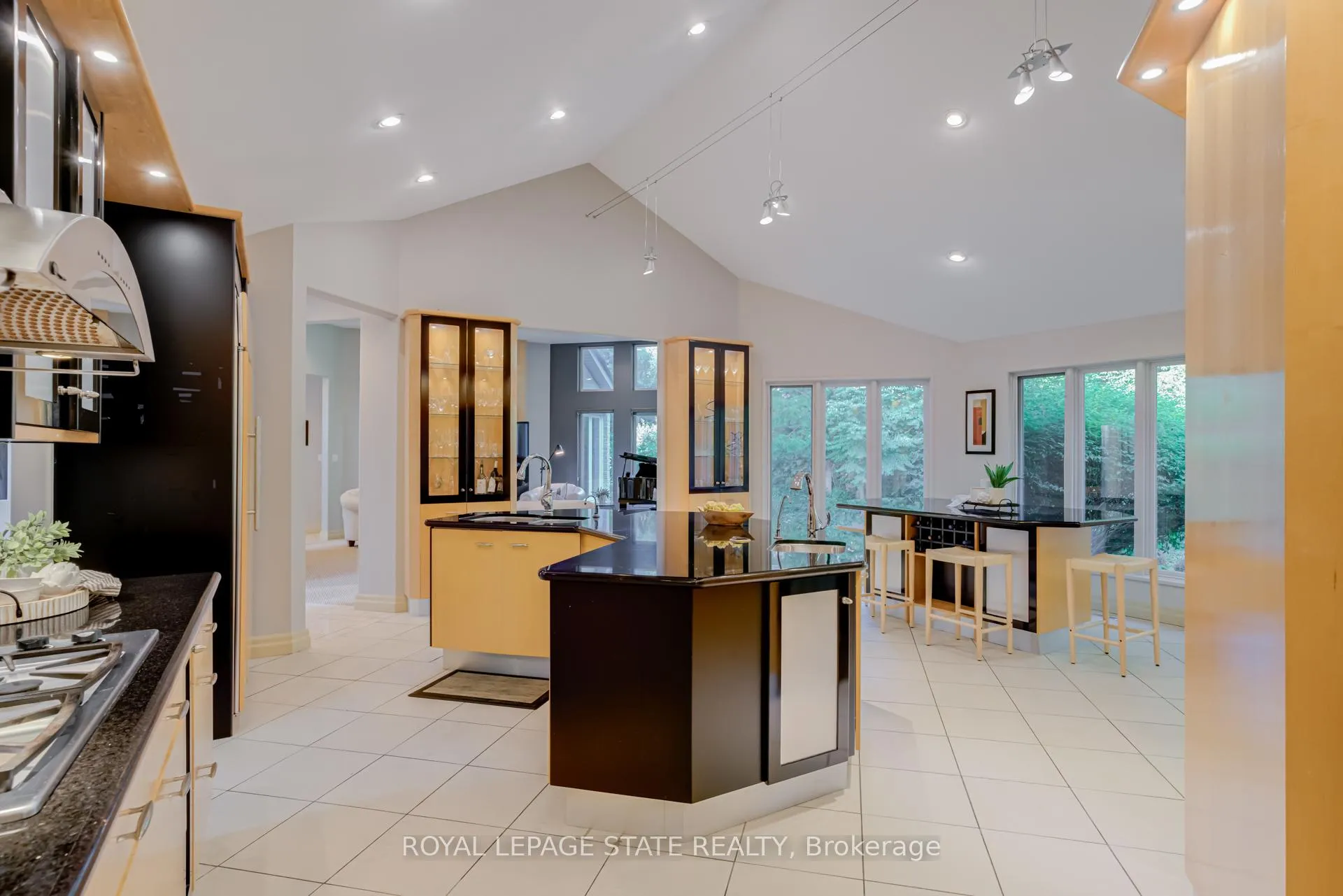 Photo 13 of 34 Harrington Place, Hamilton, Ancaster — HOMEH
