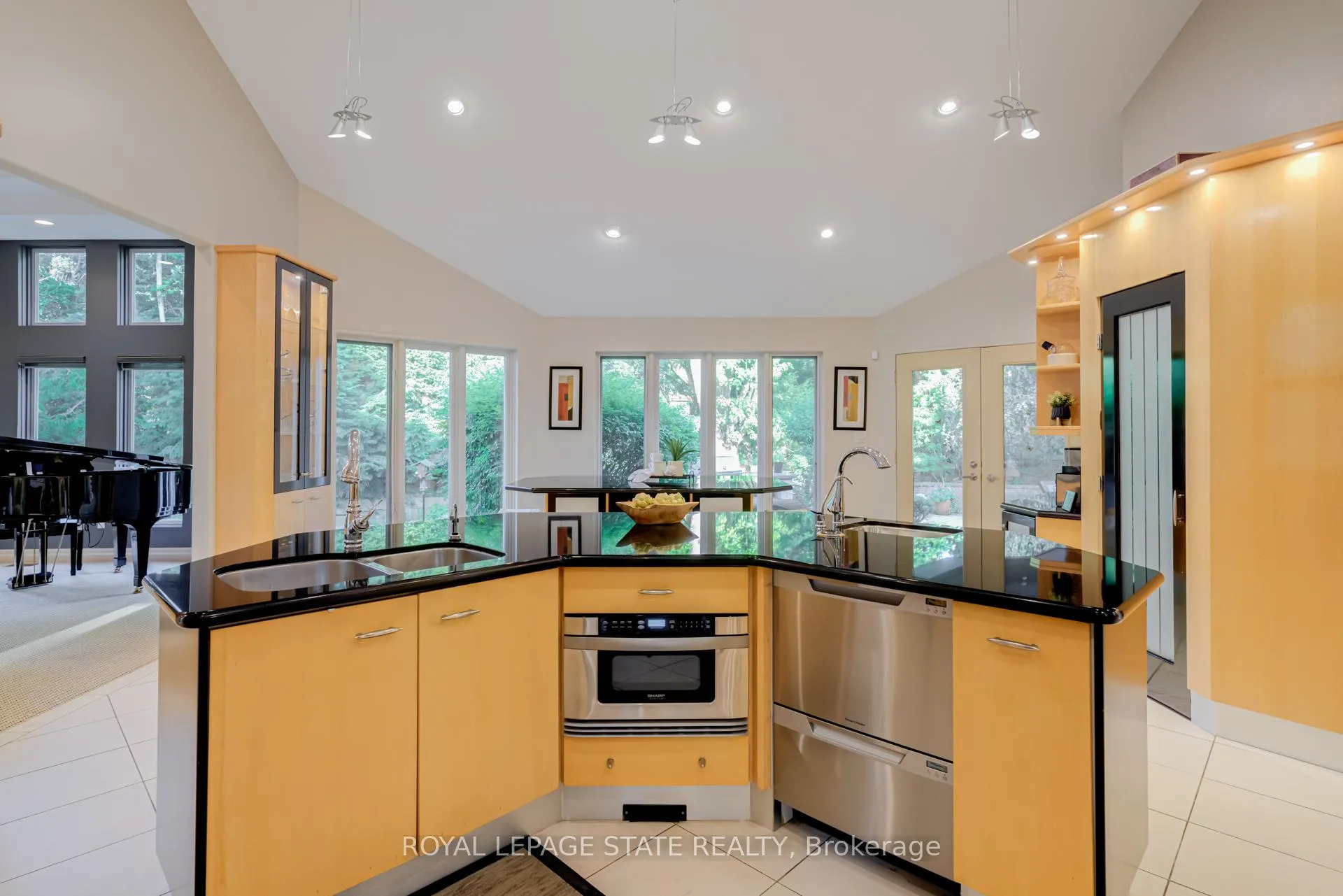 Photo 15 of 34 Harrington Place, Hamilton, Ancaster — HOMEH