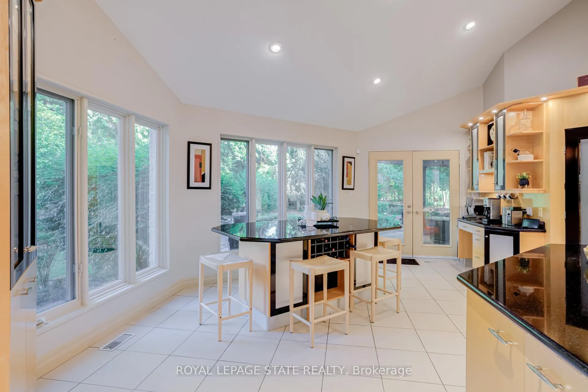 Photo 16 of 34 Harrington Place, Hamilton, Ancaster — HOMEH