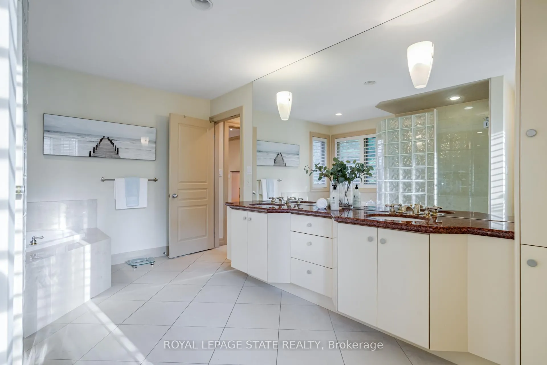 Photo 19 of 34 Harrington Place, Hamilton, Ancaster — HOMEH