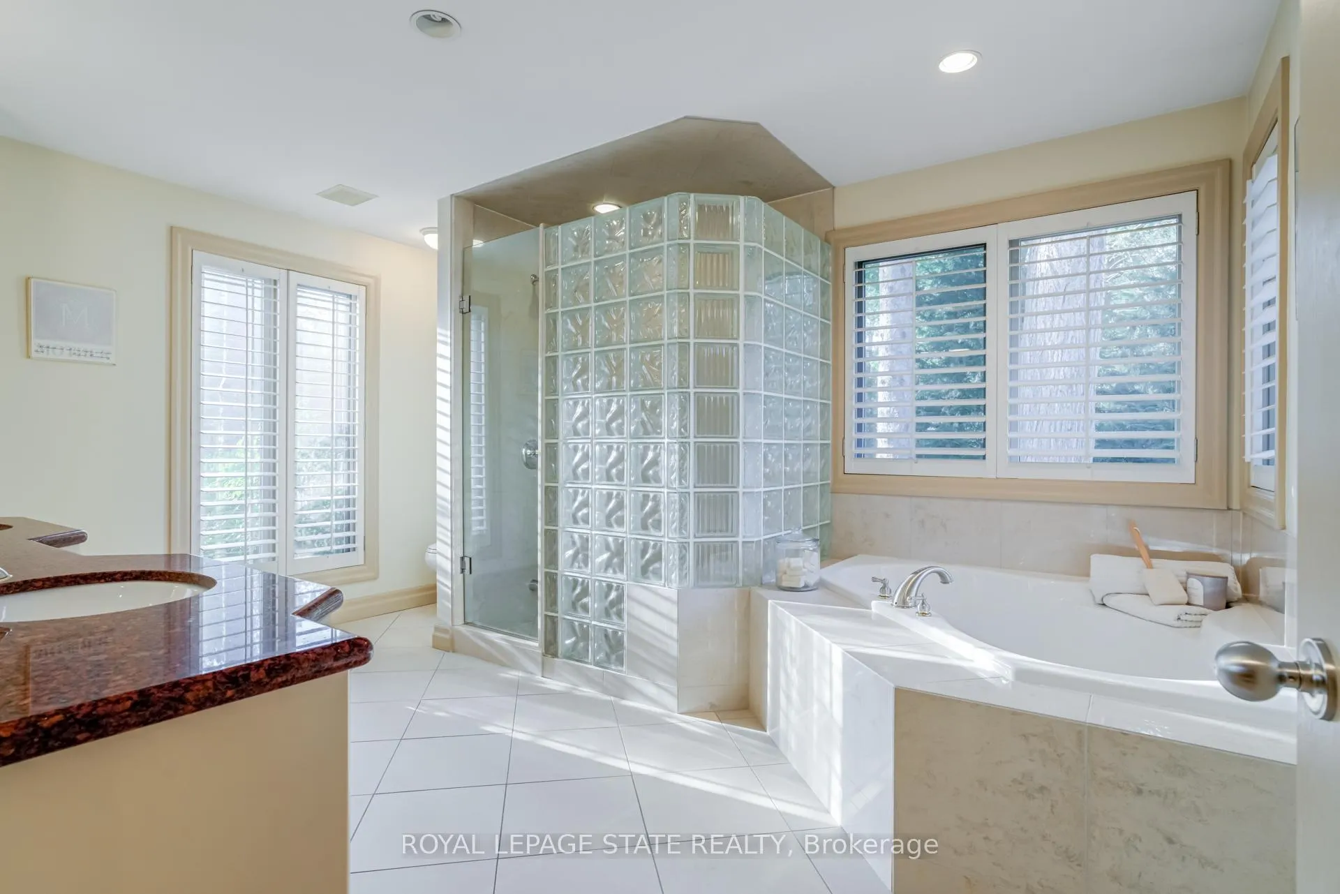 Photo 20 of 34 Harrington Place, Hamilton, Ancaster — HOMEH