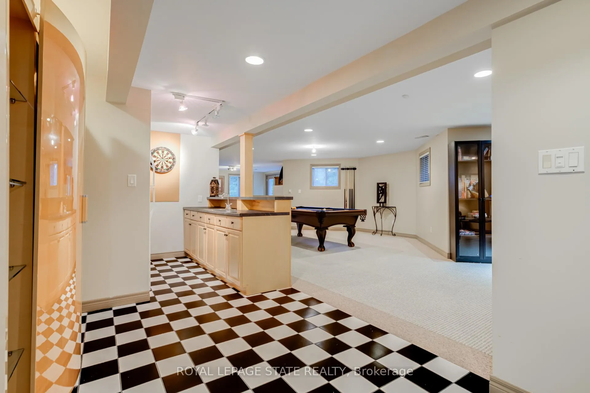 Photo 28 of 34 Harrington Place, Hamilton, Ancaster — HOMEH