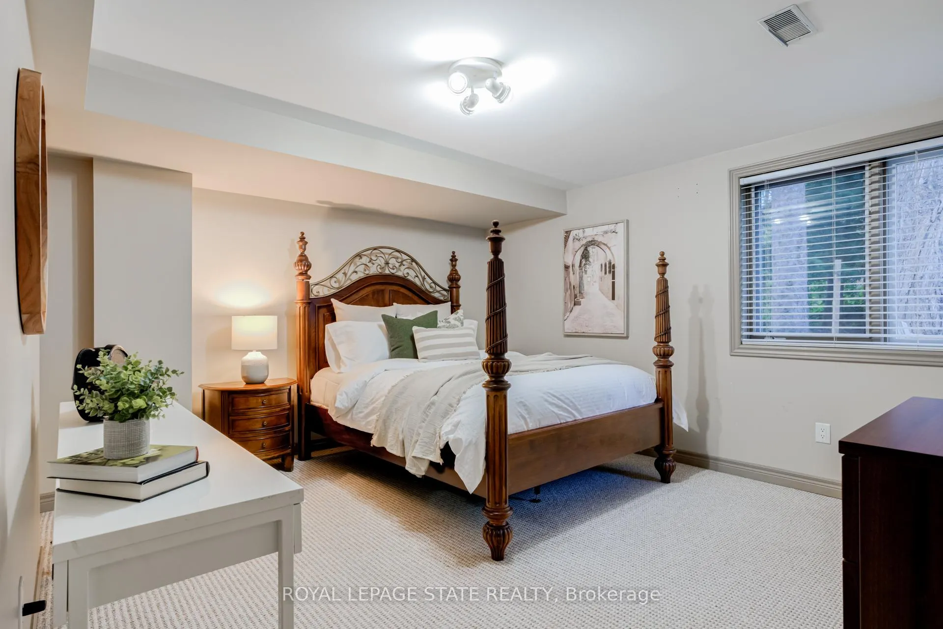 Photo 31 of 34 Harrington Place, Hamilton, Ancaster — HOMEH
