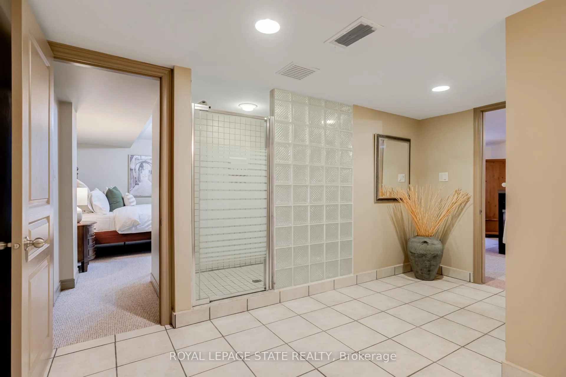 Photo 32 of 34 Harrington Place, Hamilton, Ancaster — HOMEH
