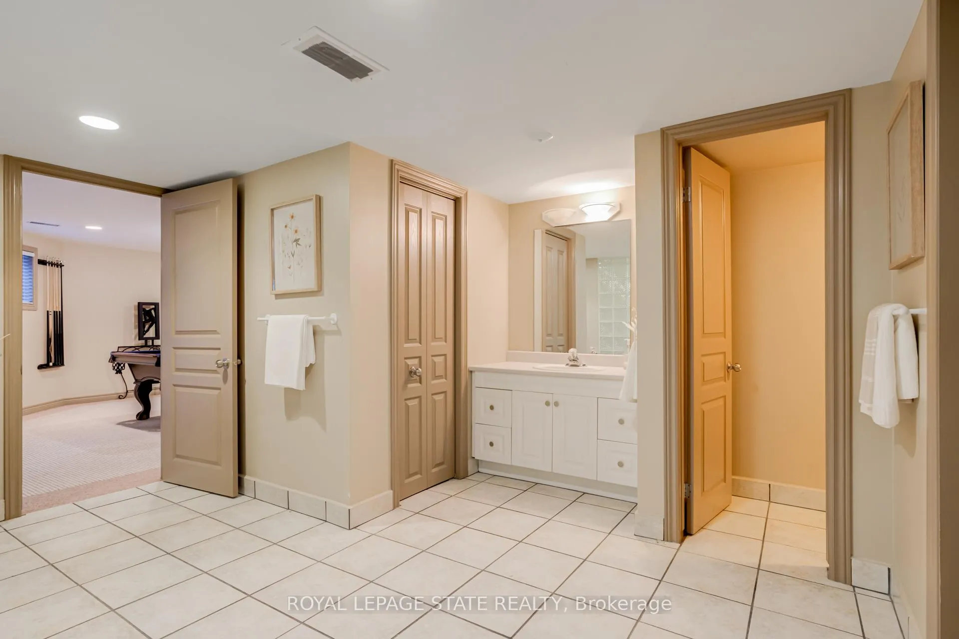 Photo 33 of 34 Harrington Place, Hamilton, Ancaster — HOMEH