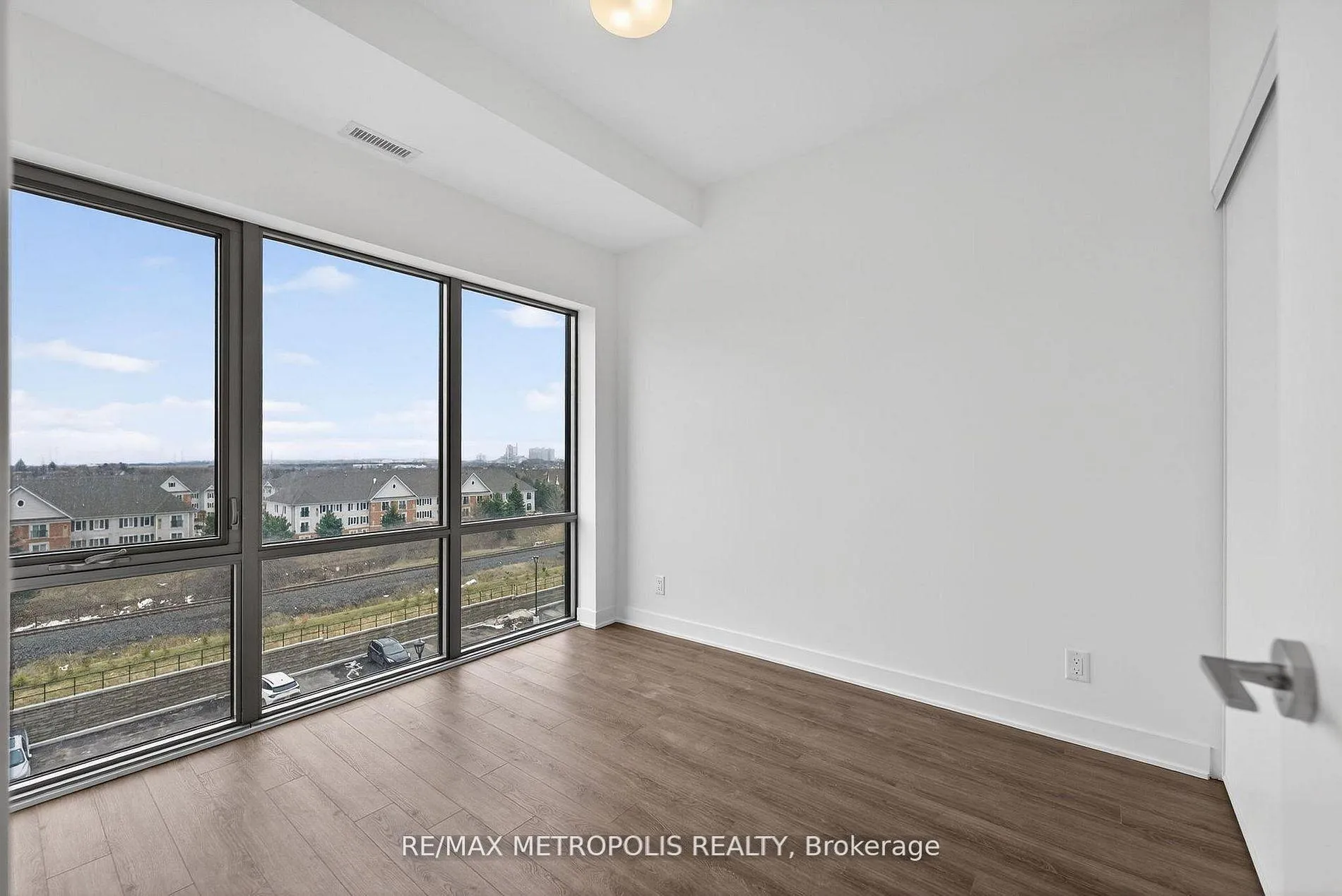 Photo 5 of Unit 602, 51 Clarington Boulevard, Clarington, Bowmanville — HOMEH
