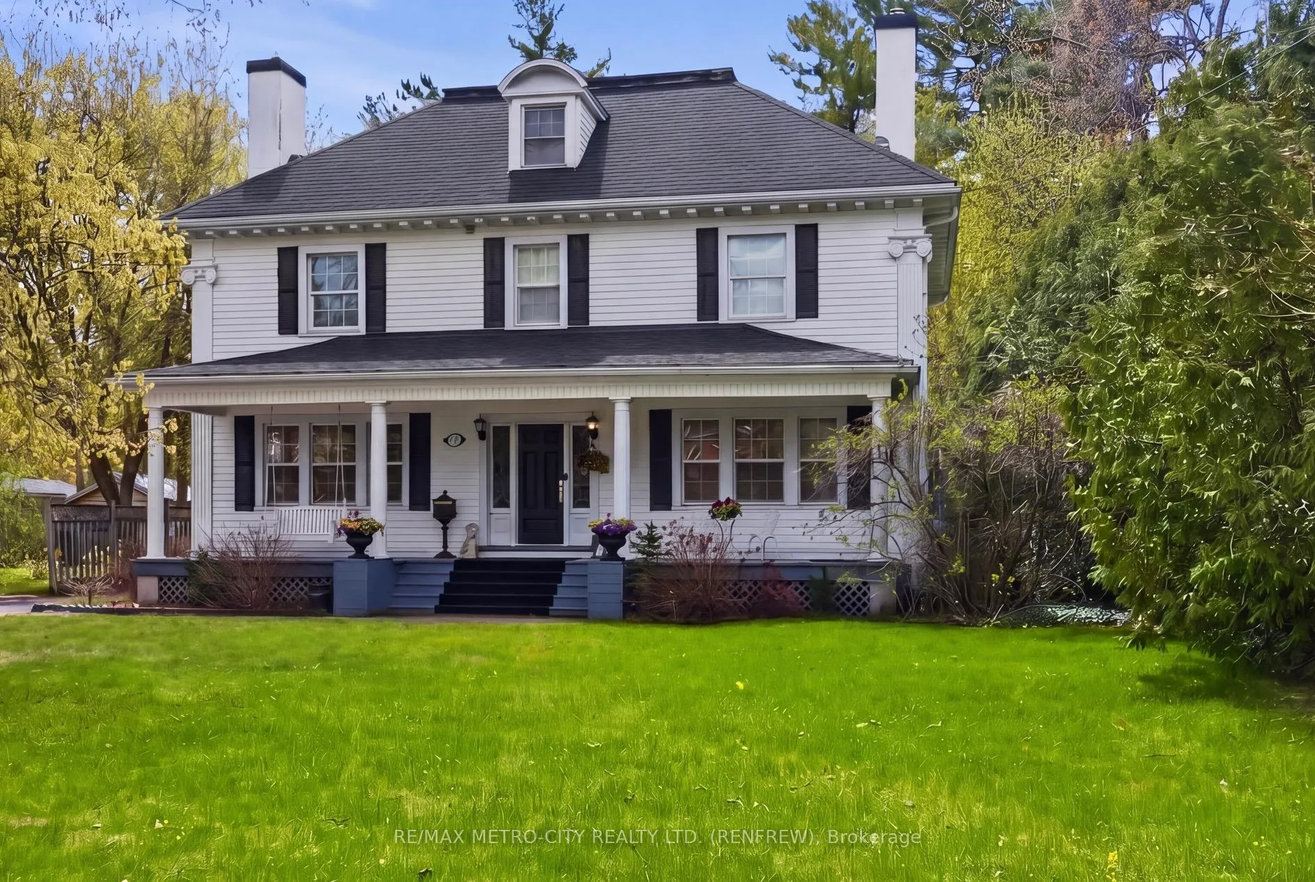 Photo 1 of 560 Raglan Street S, Renfrew — HOMEH