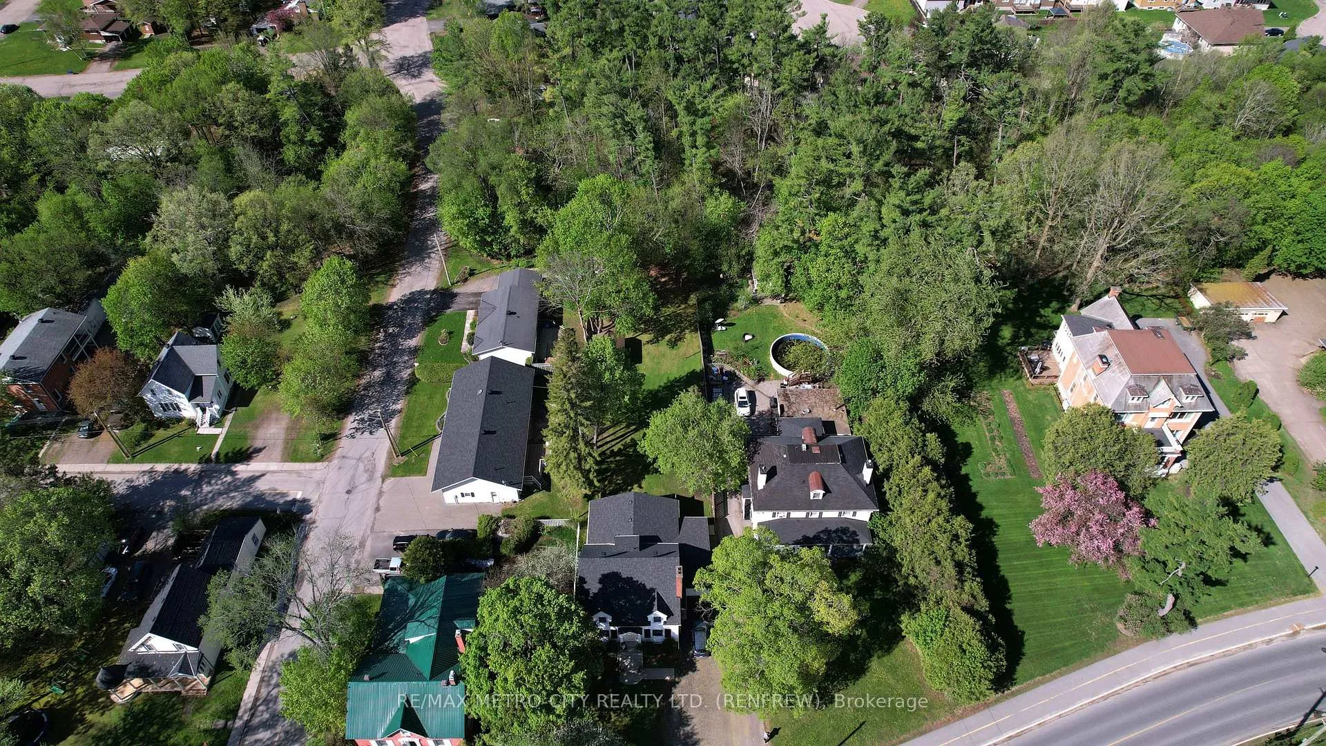 Photo 4 of 560 Raglan Street S, Renfrew — HOMEH