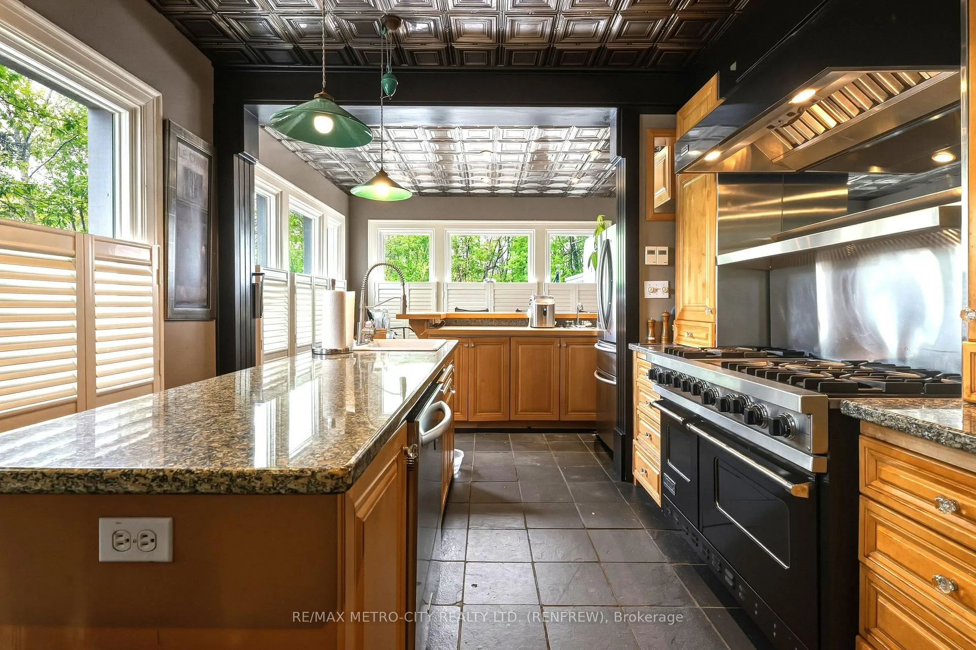 Photo 12 of 560 Raglan Street S, Renfrew — HOMEH