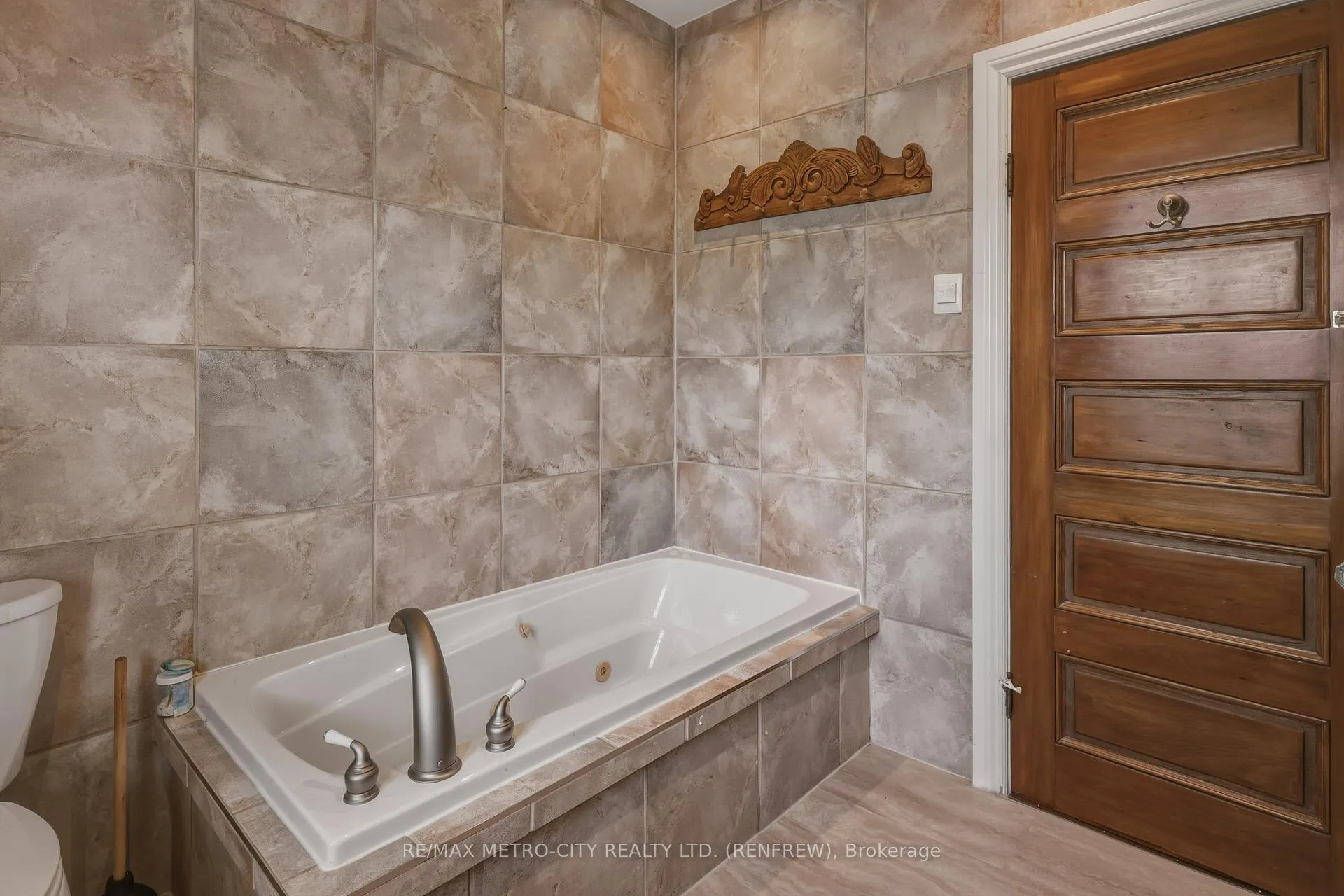 Photo 29 of 560 Raglan Street S, Renfrew — HOMEH