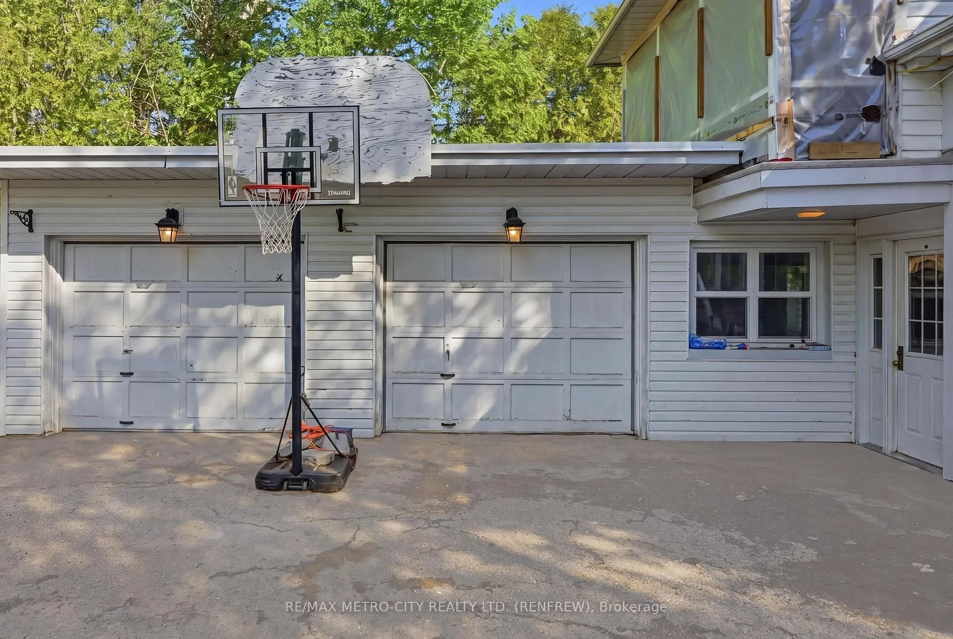 Photo 33 of 560 Raglan Street S, Renfrew — HOMEH