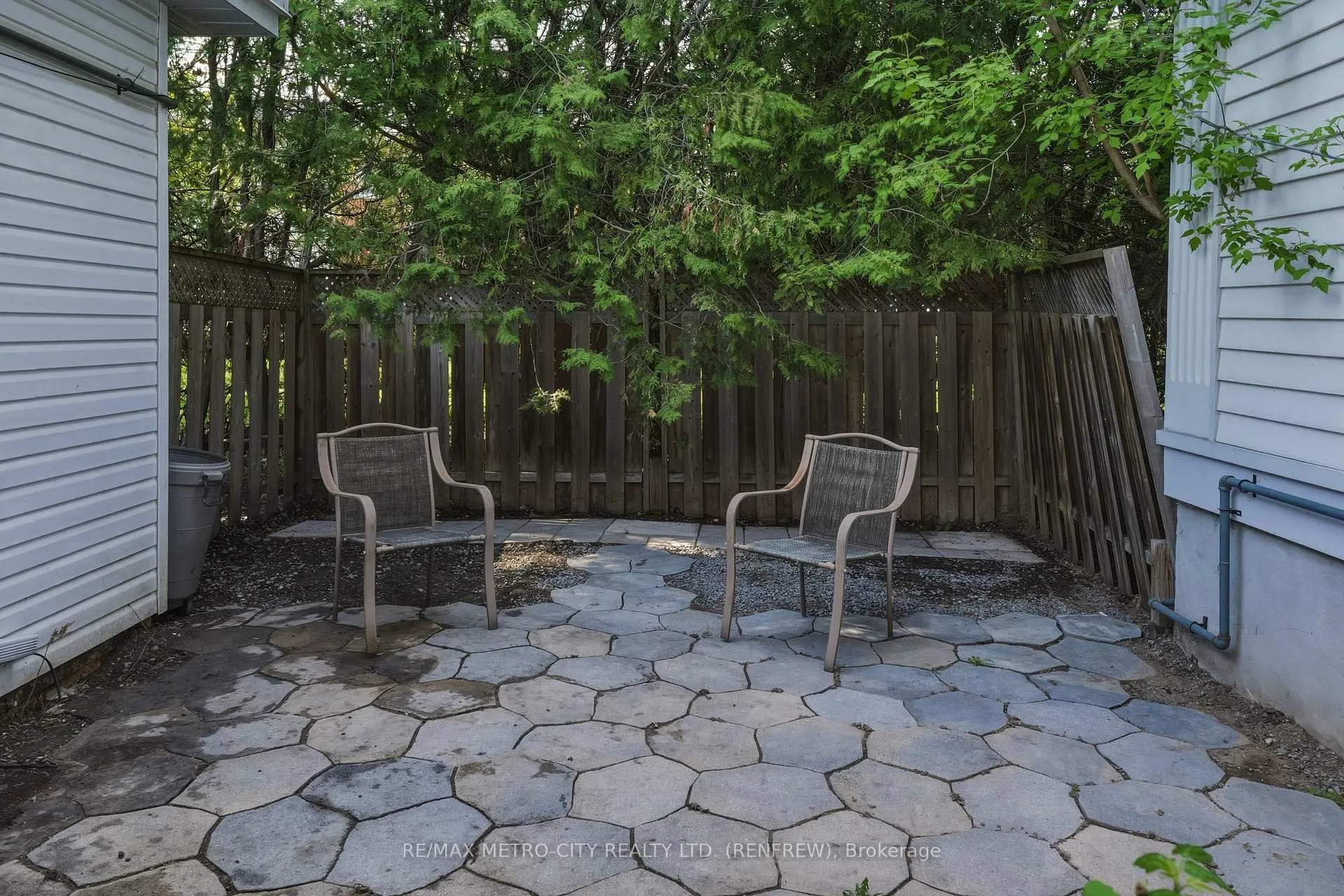 Photo 34 of 560 Raglan Street S, Renfrew — HOMEH