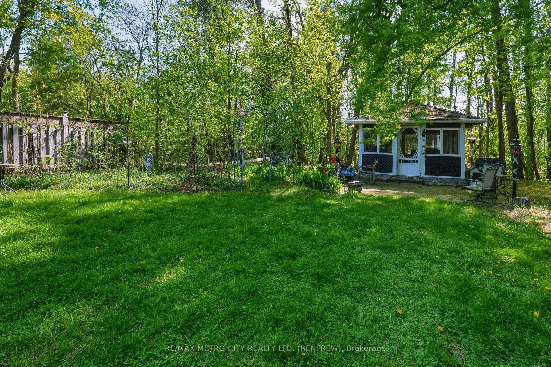 Photo 36 of 560 Raglan Street S, Renfrew — HOMEH