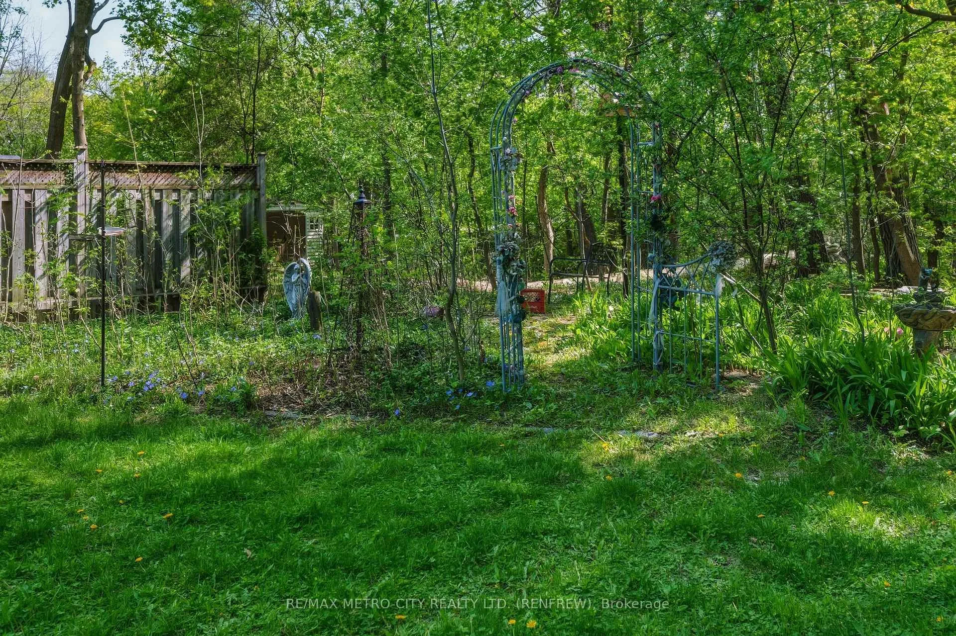 Photo 37 of 560 Raglan Street S, Renfrew — HOMEH