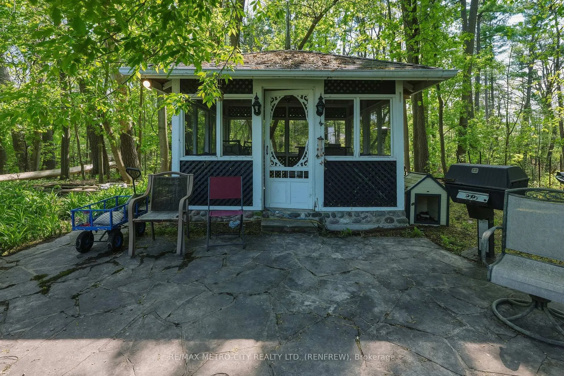 Photo 38 of 560 Raglan Street S, Renfrew — HOMEH