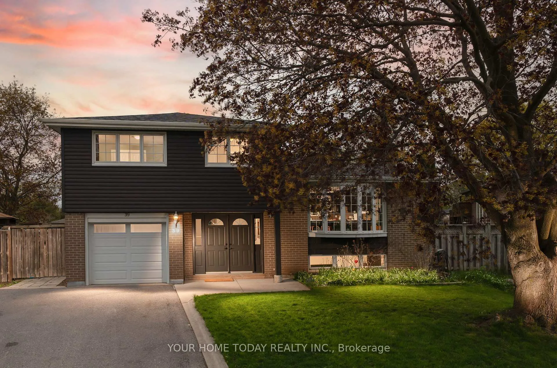 Photo 1 of 39 Eleanor Crescent, Halton Hills, Georgetown — HOMEH