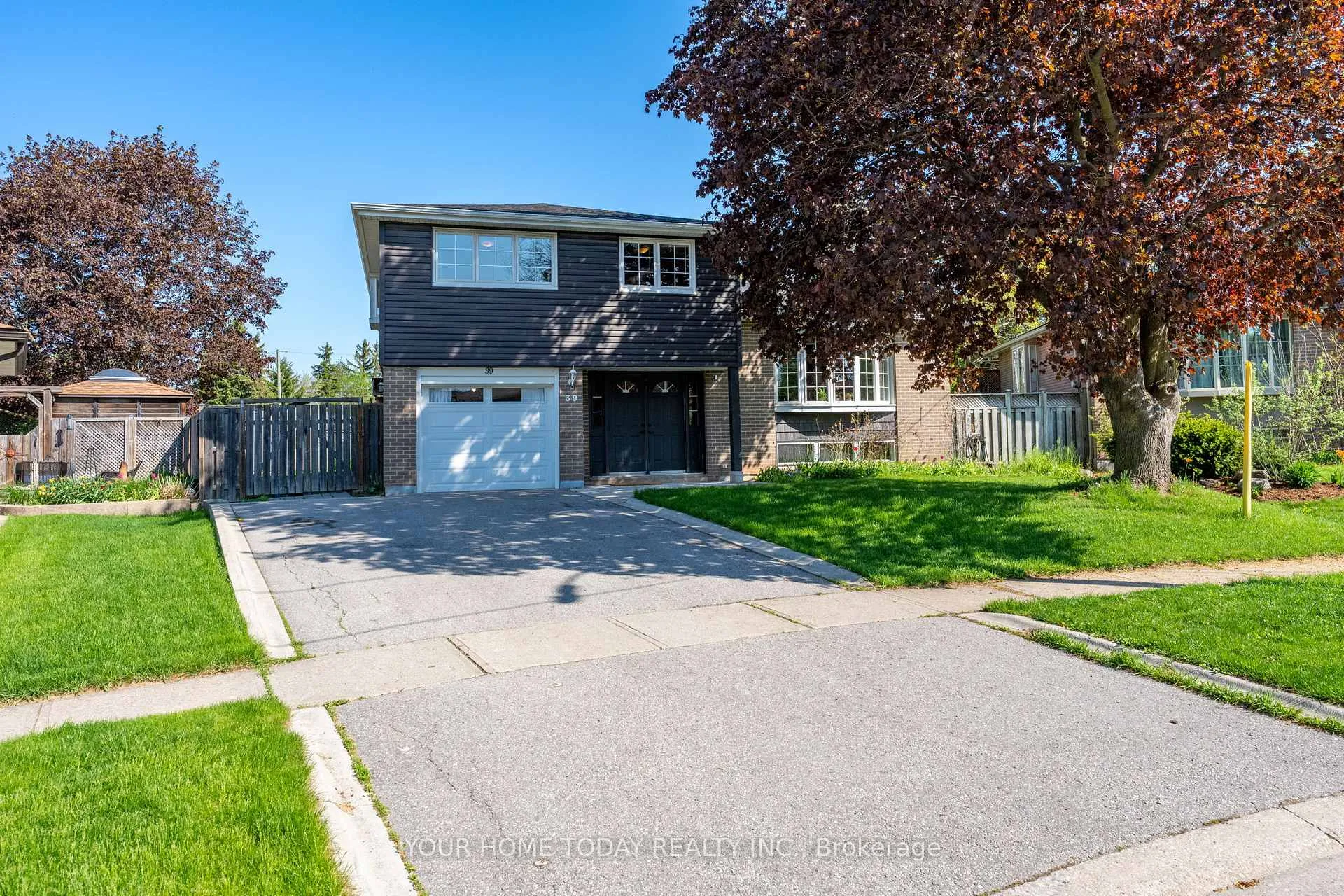 Photo 2 of 39 Eleanor Crescent, Halton Hills, Georgetown — HOMEH