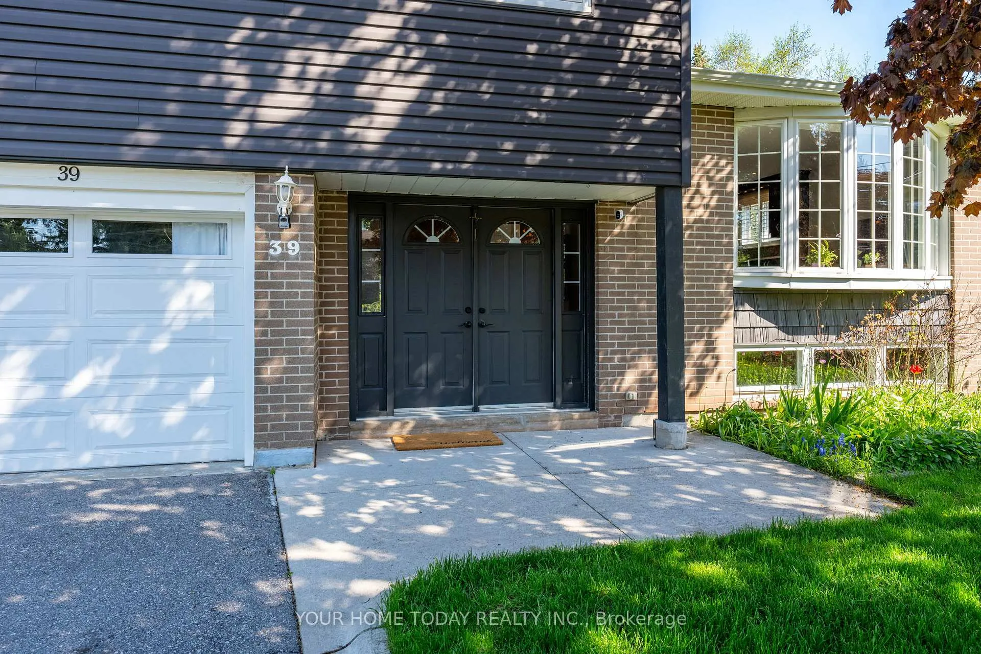 Photo 4 of 39 Eleanor Crescent, Halton Hills, Georgetown — HOMEH