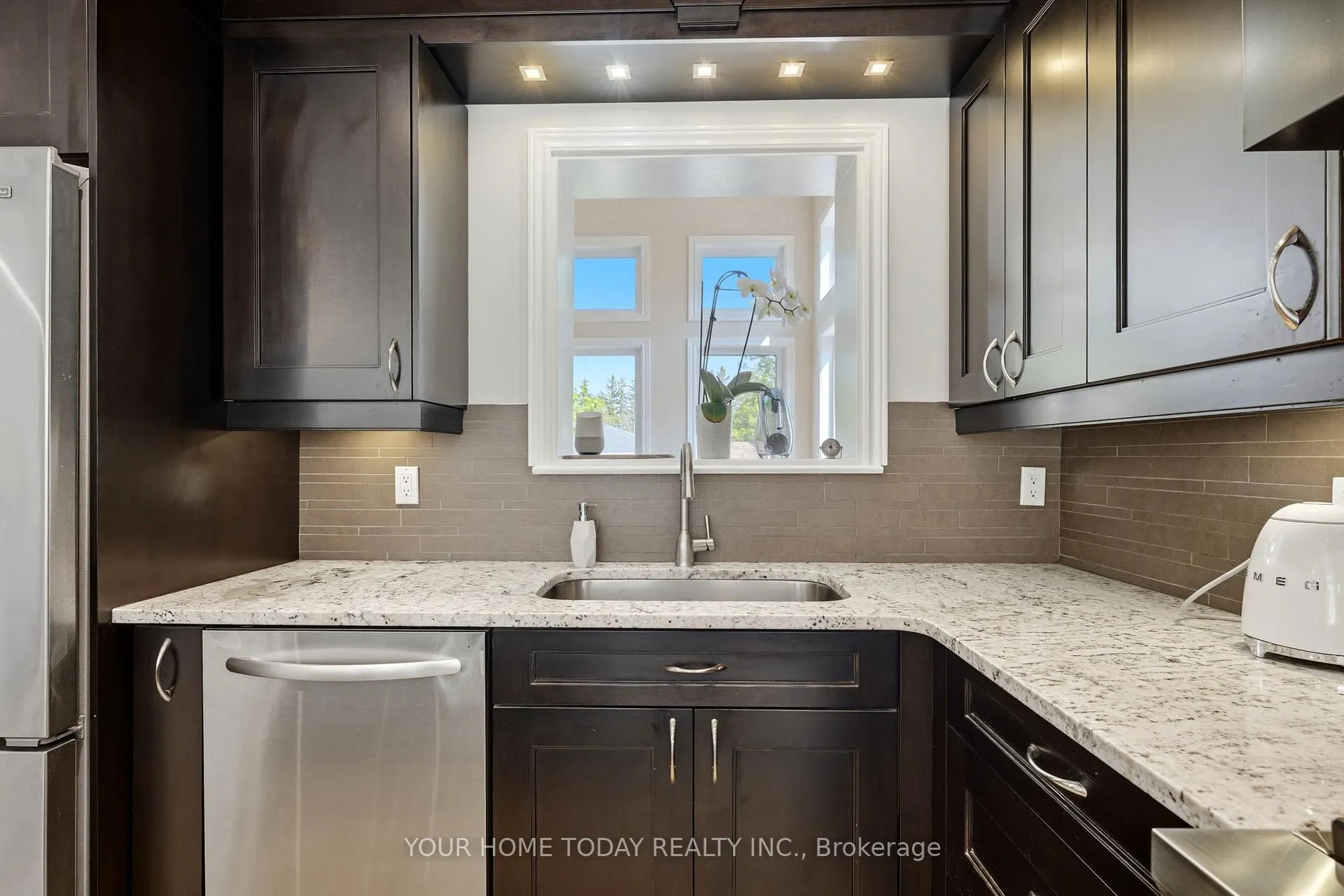 Photo 14 of 39 Eleanor Crescent, Halton Hills, Georgetown — HOMEH