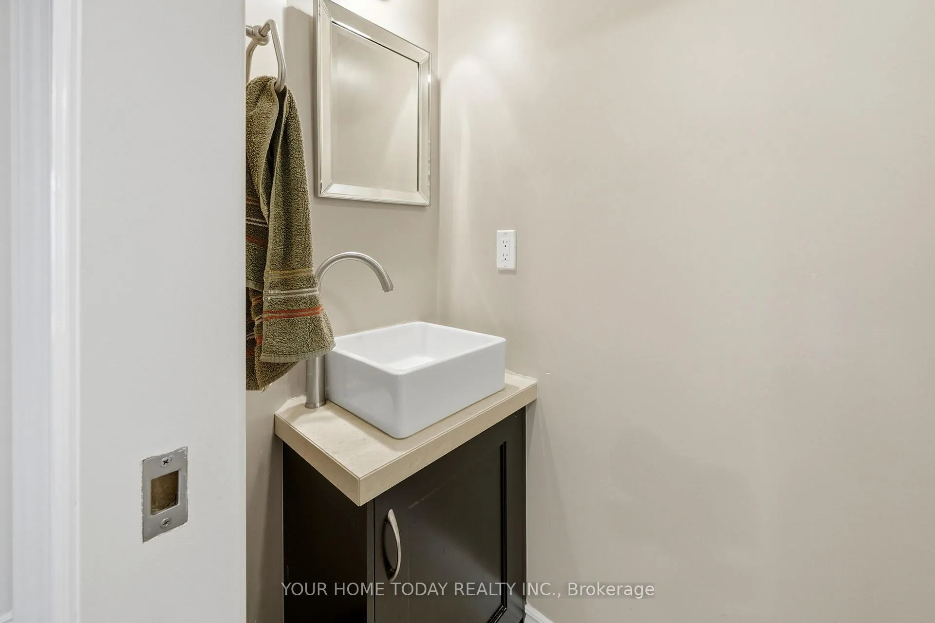 Photo 27 of 39 Eleanor Crescent, Halton Hills, Georgetown — HOMEH