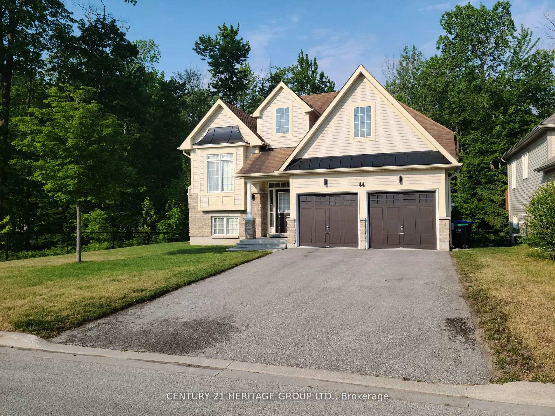 Photo 1 of 44 White Sands Way, Wasaga Beach — HOMEH