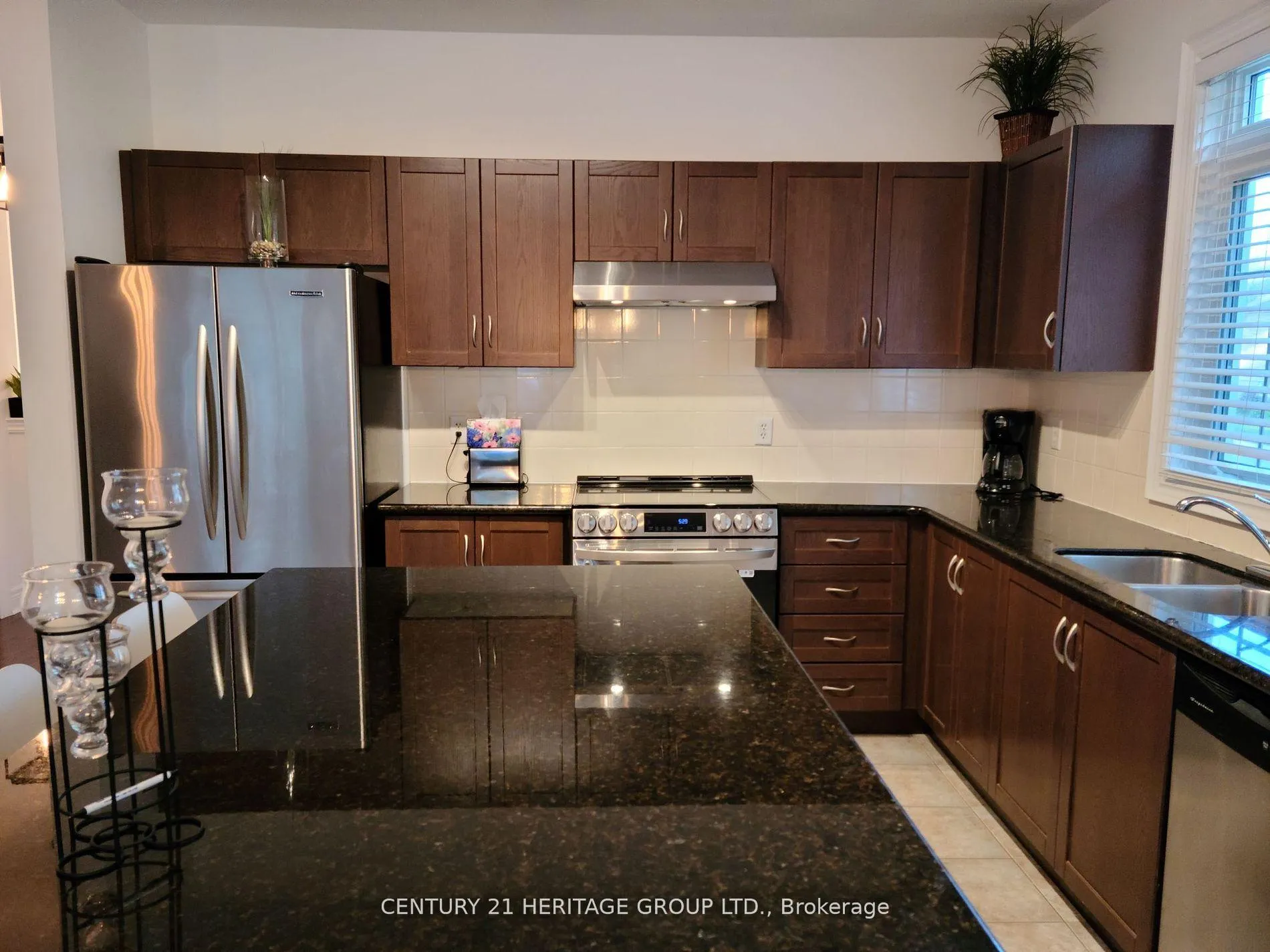 Photo 3 of 44 White Sands Way, Wasaga Beach — HOMEH