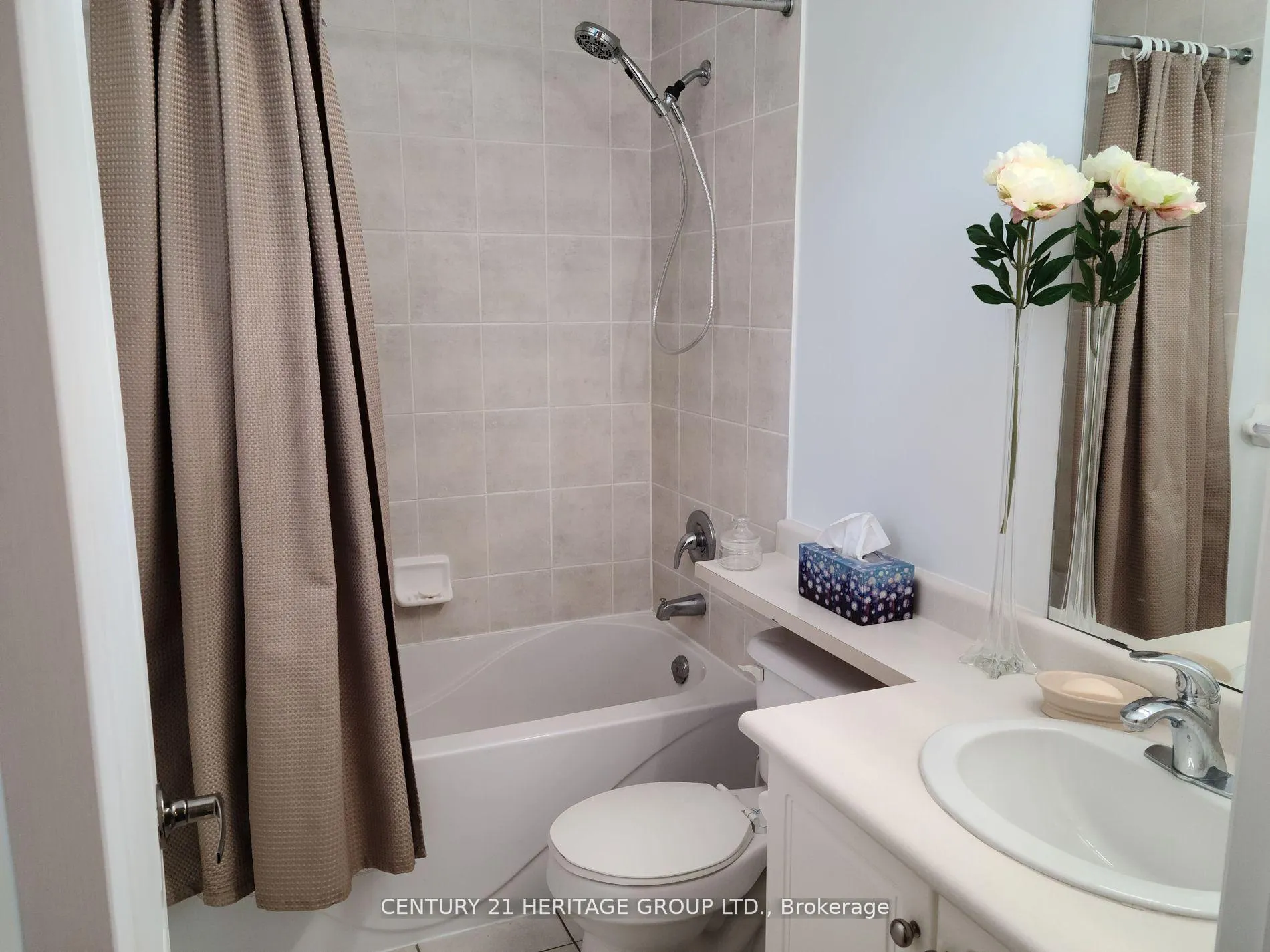 Photo 16 of 44 White Sands Way, Wasaga Beach — HOMEH