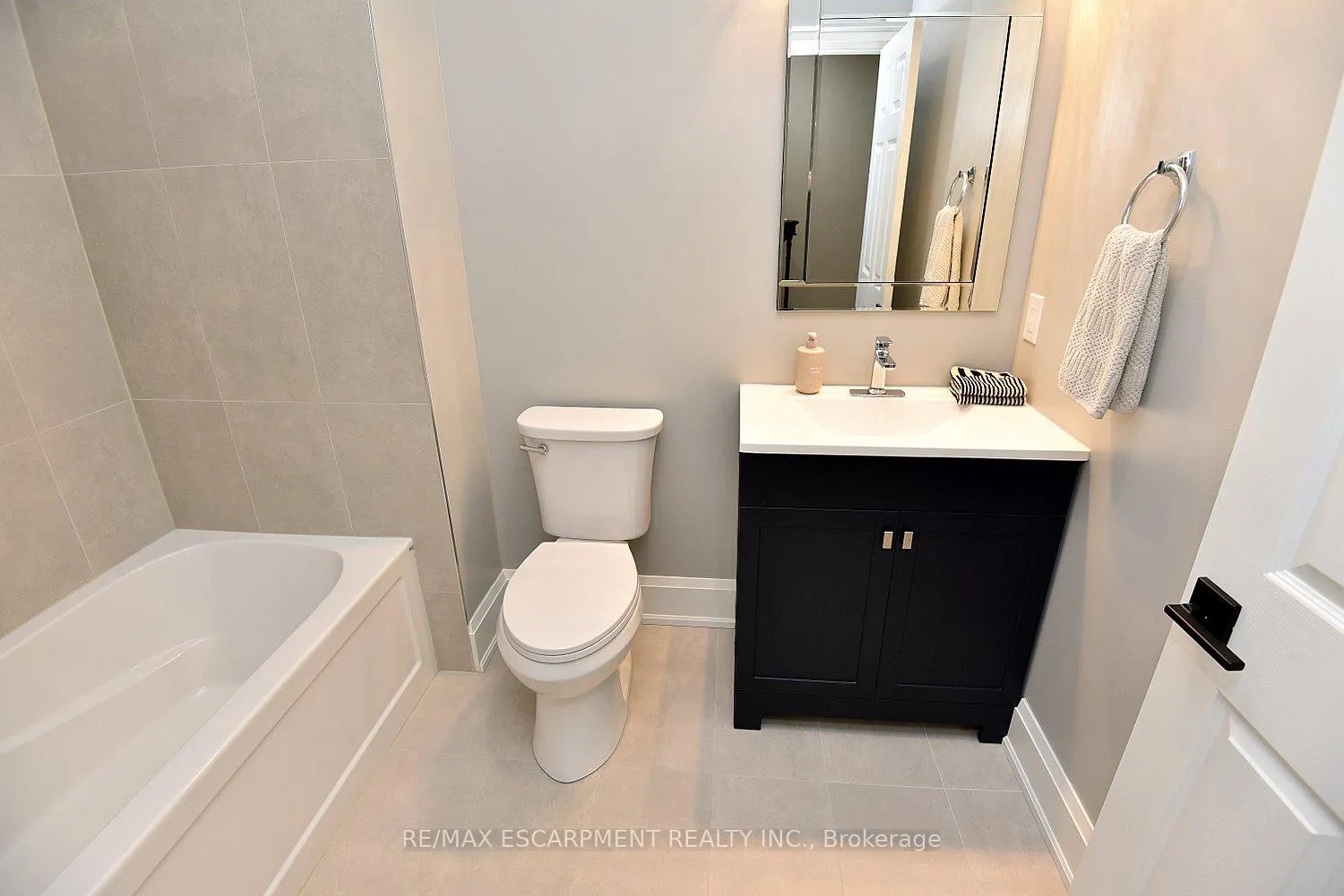 Photo 21 of 49 Riveroaks Drive, Hamilton, Twenty Place — HOMEH